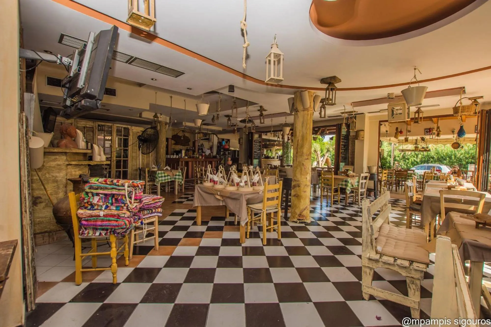 Restaurant/places to eat in Iniohos Zante Hotel & Suites