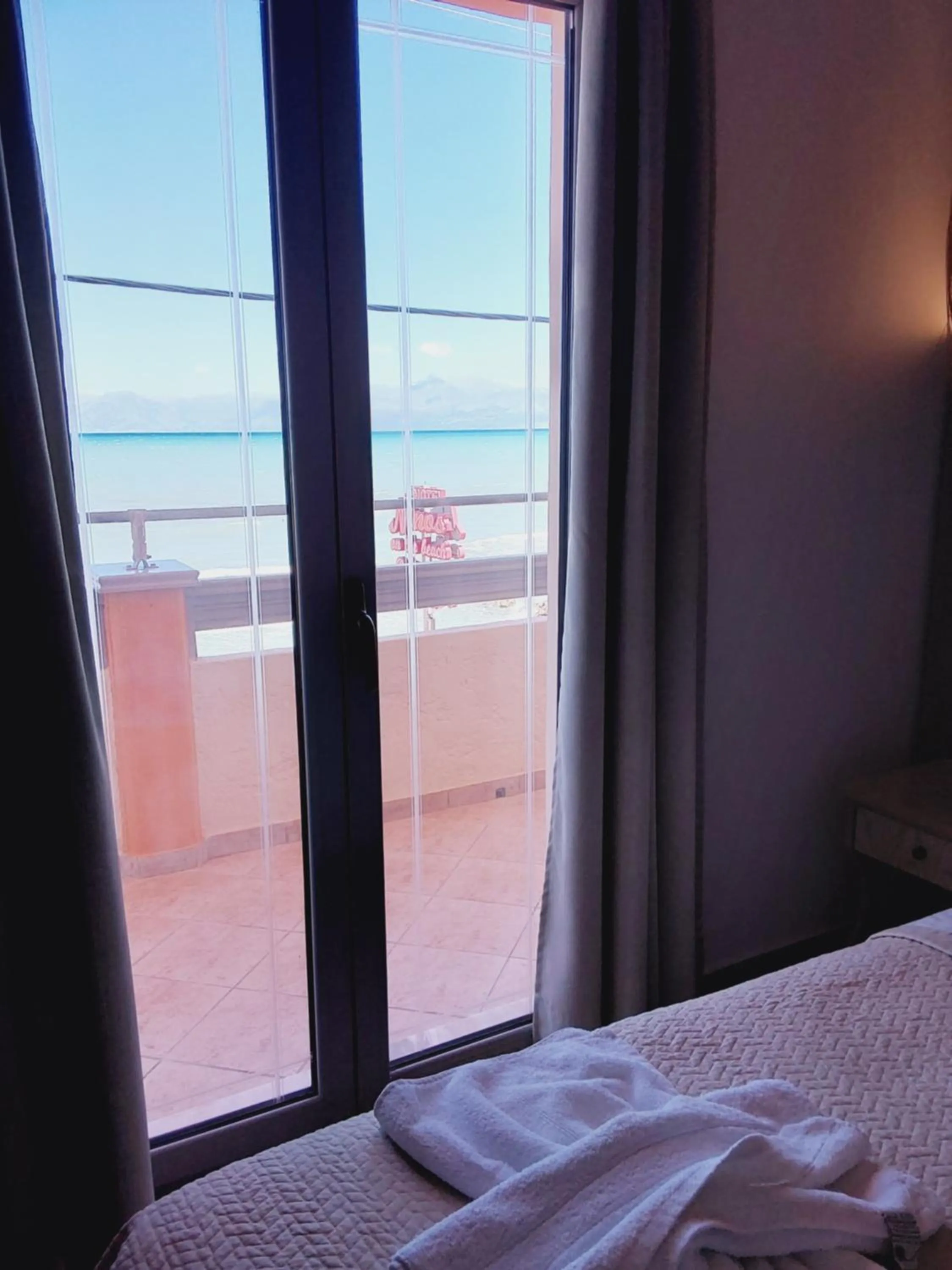 Bed in Ninos On The Beach Hotel