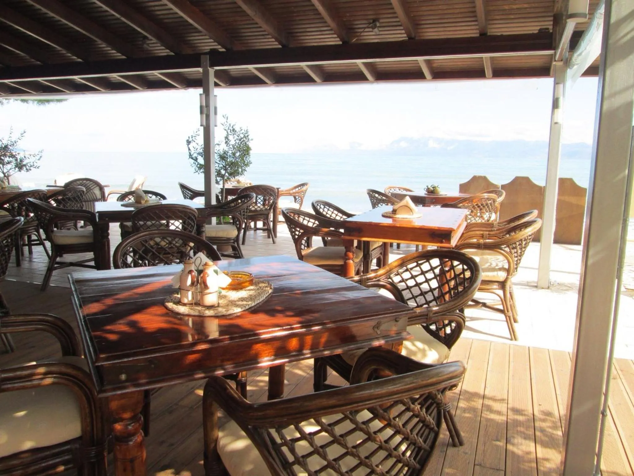Restaurant/places to eat in Ninos On The Beach Hotel