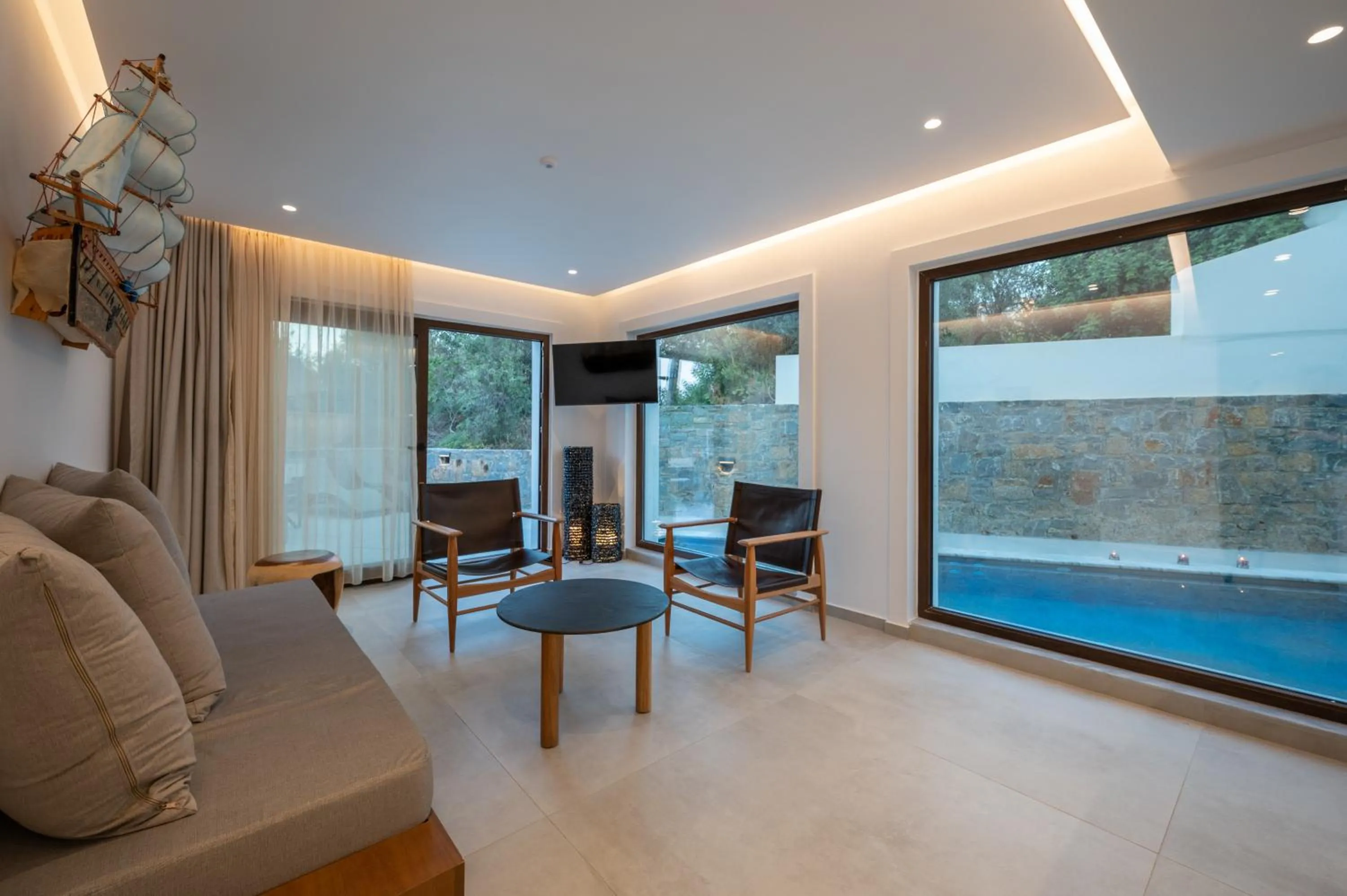 TV and multimedia, Swimming Pool in Bita Hubs