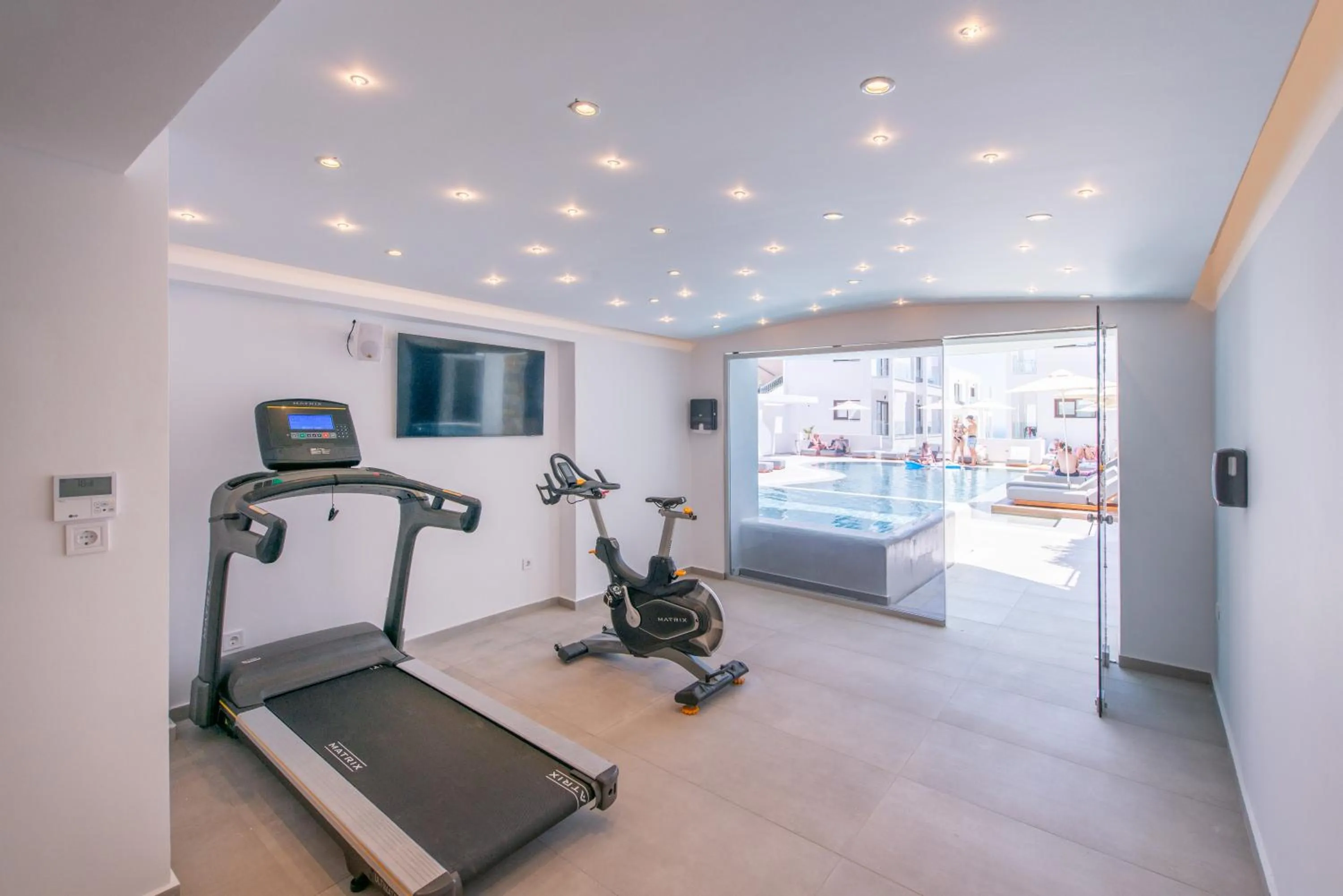 Communal lounge/ TV room, Fitness Center/Facilities in Bita Hubs