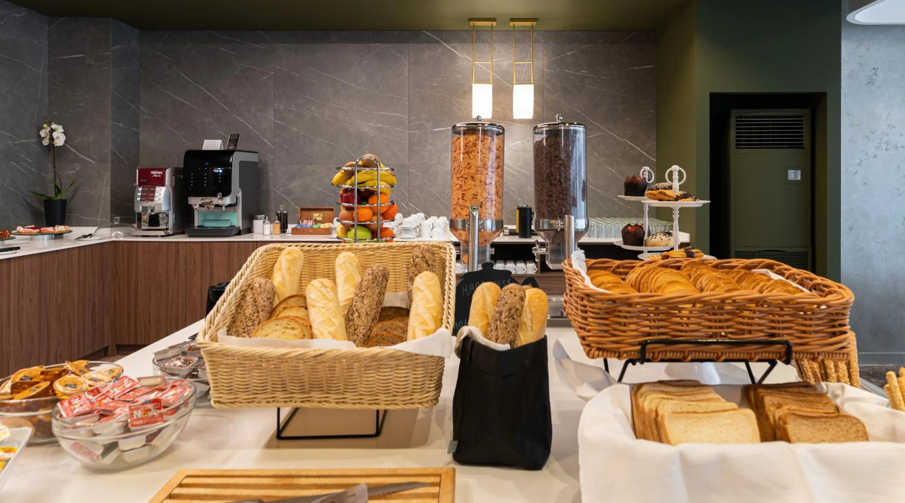 Restaurant/places to eat in Nestos Hotel