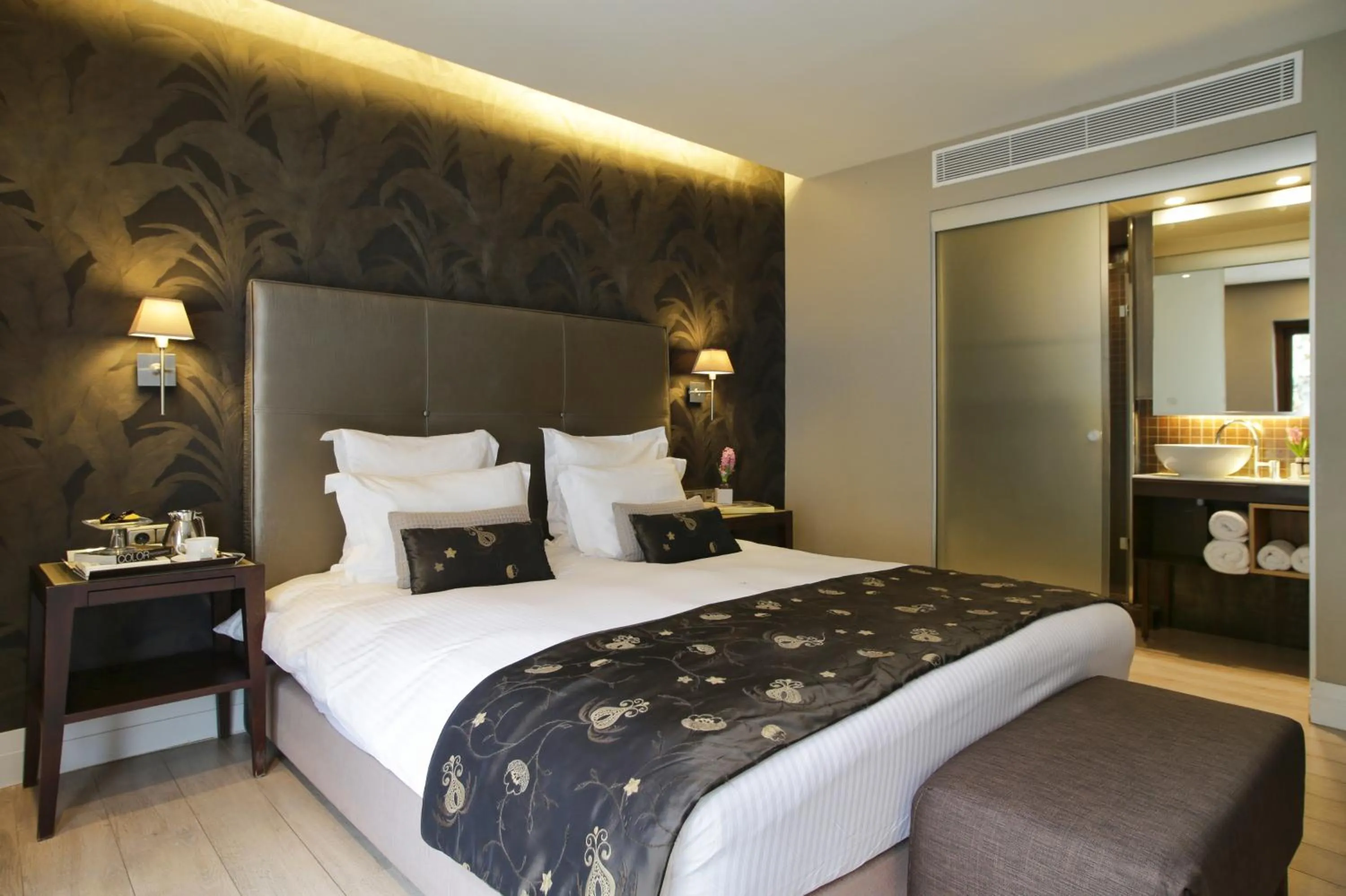 Bathroom, Bed in The Y Hotel