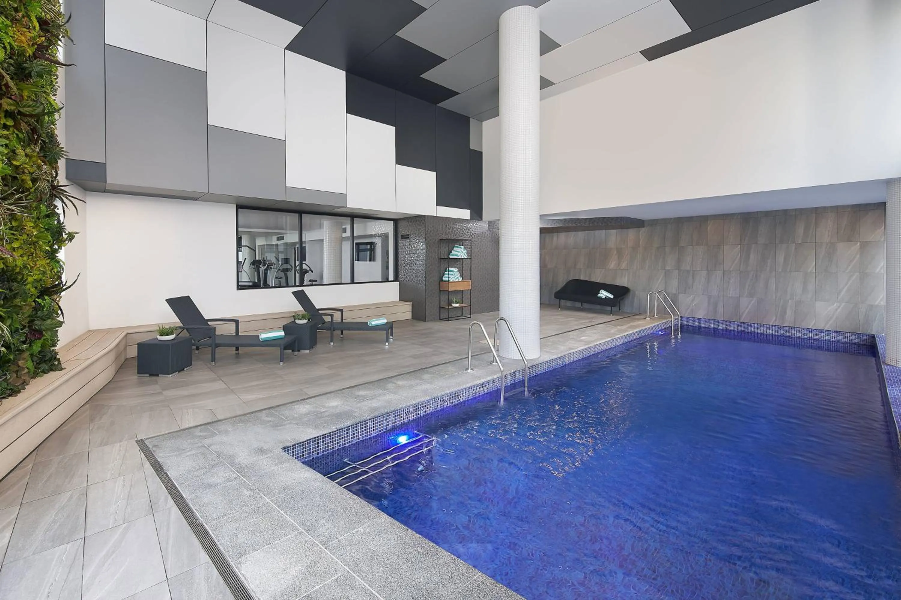 Swimming pool in Courtyard by Marriott Brisbane South Bank