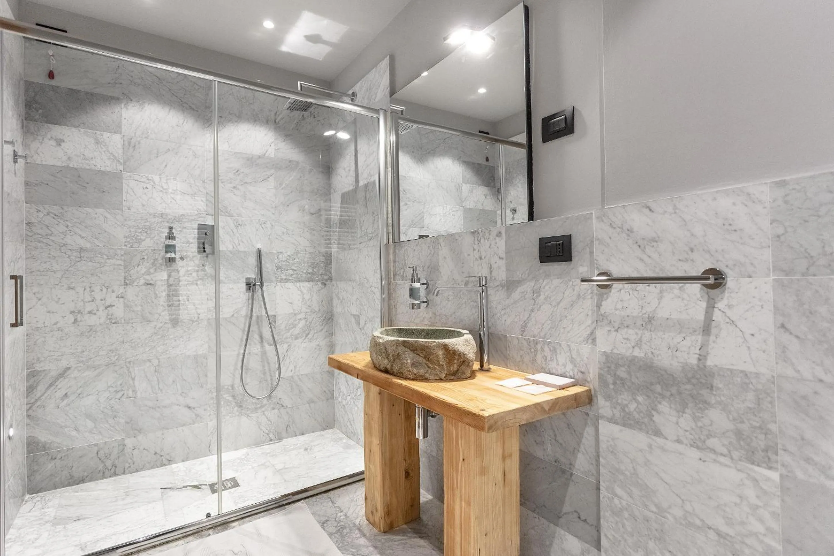 Shower in Aux Pieds du Roi - Suite & Spa