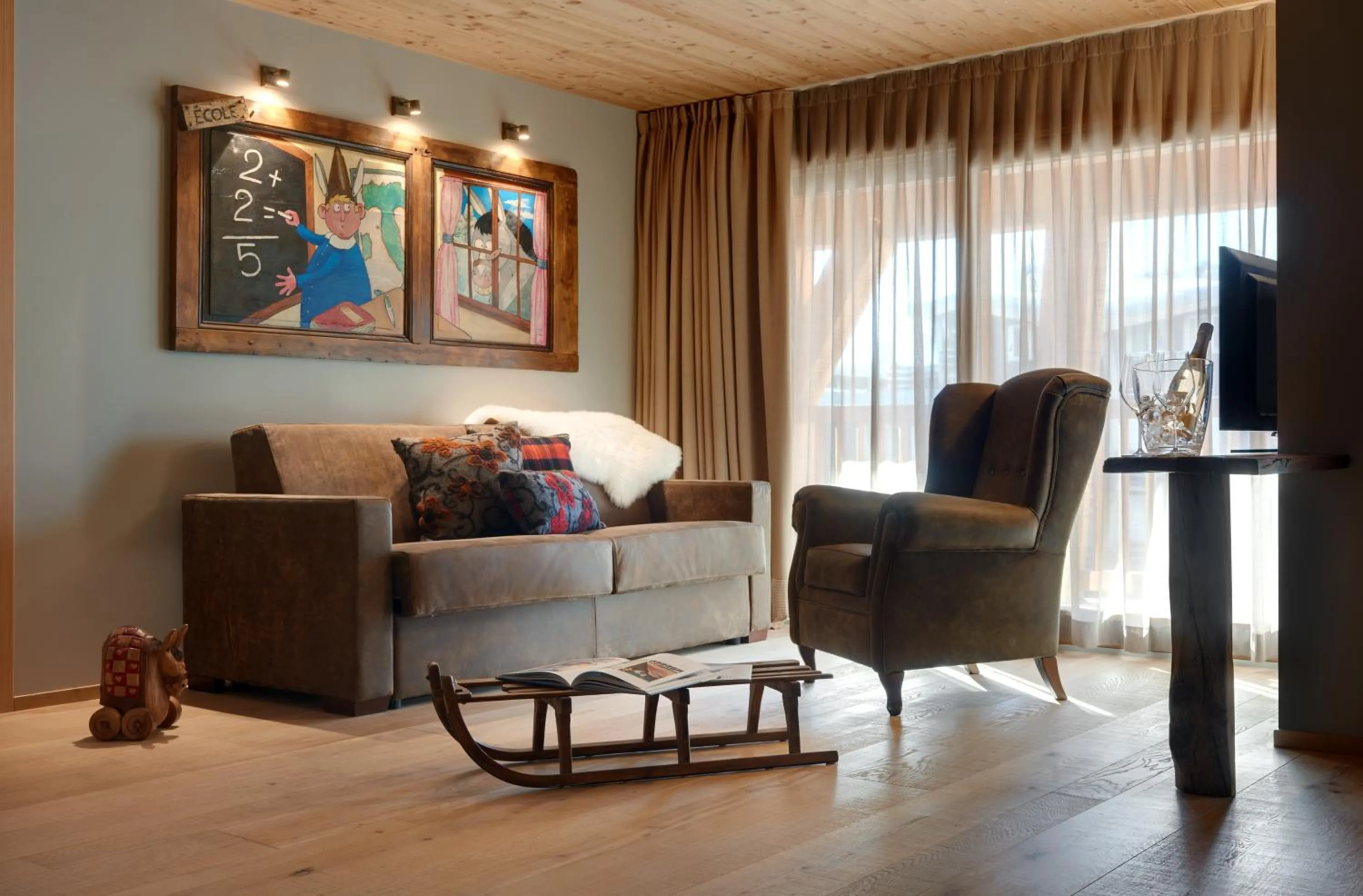 TV and multimedia in Aux Pieds du Roi - Suite & Spa