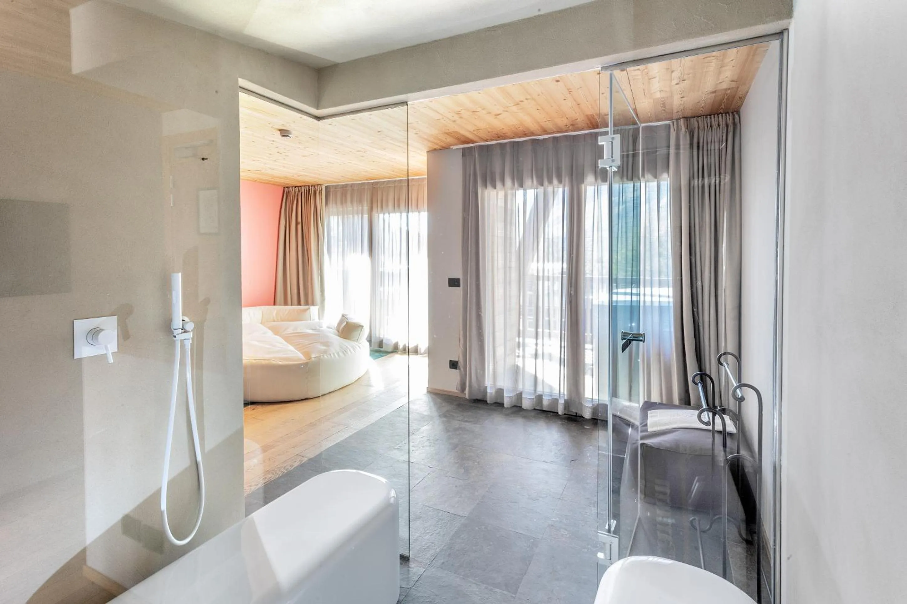 Steam room, Bed in Aux Pieds du Roi - Suite & Spa