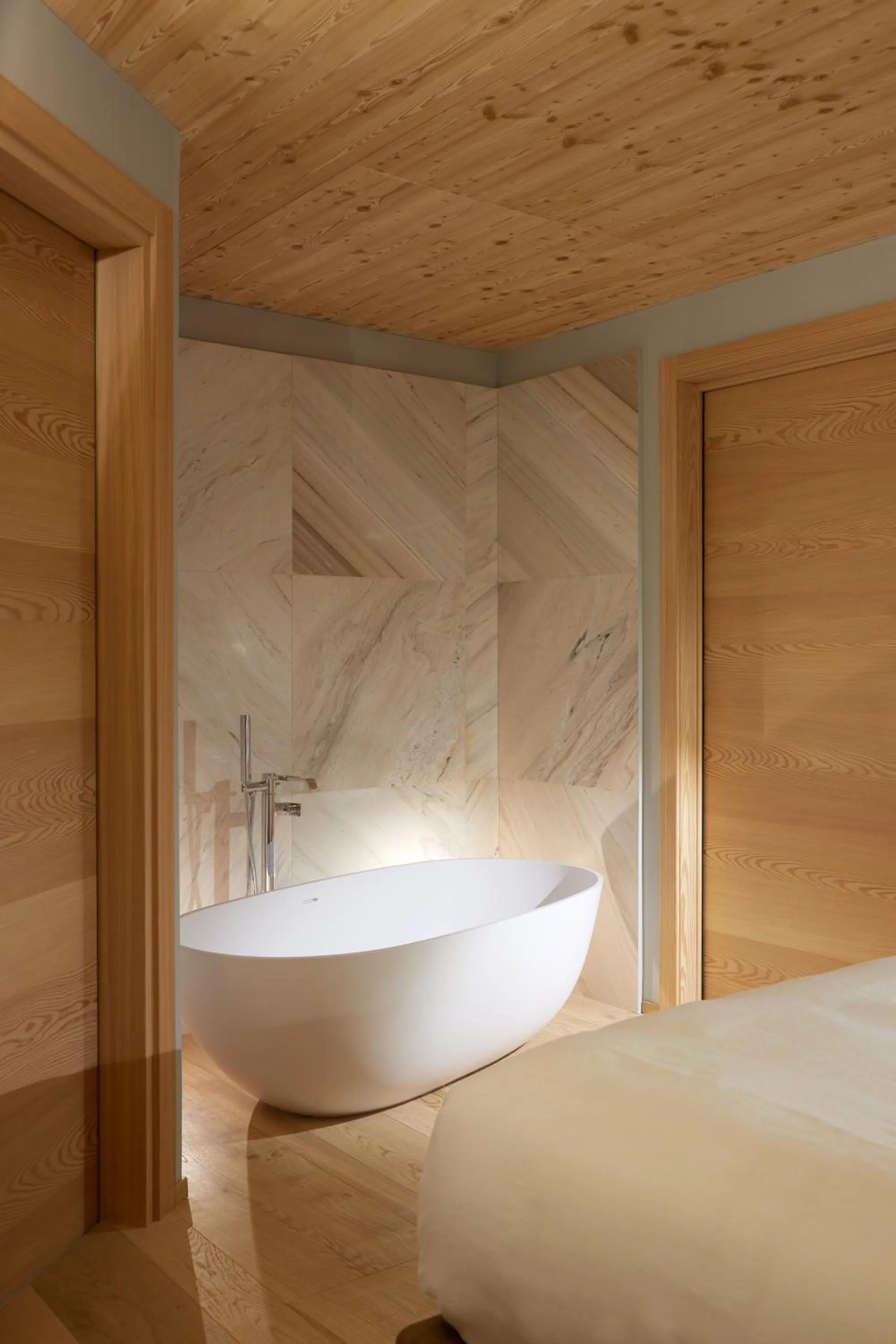 Bathroom, Bed in Aux Pieds du Roi - Suite & Spa