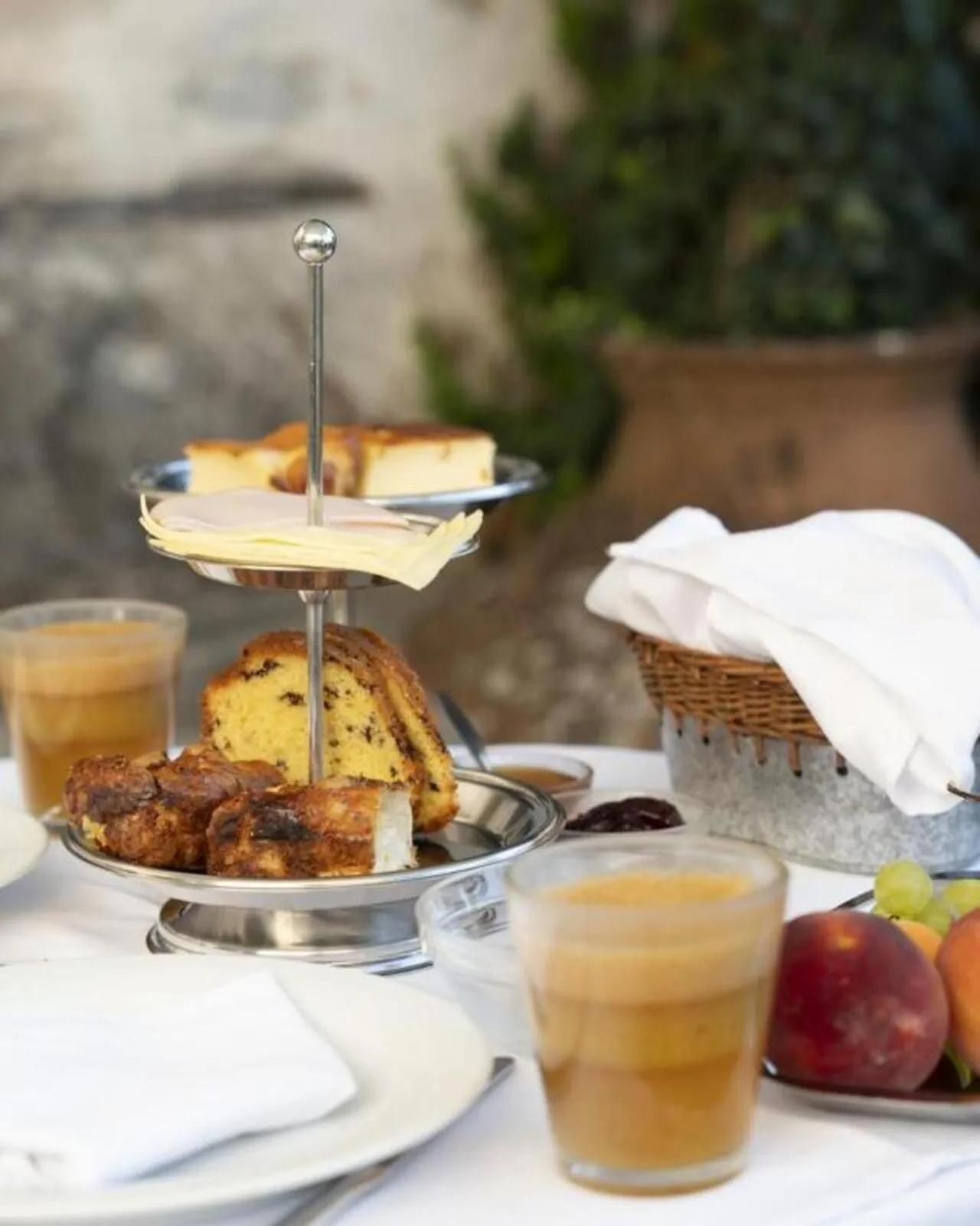 Breakfast in Santikos Mansion, Santikos Collection