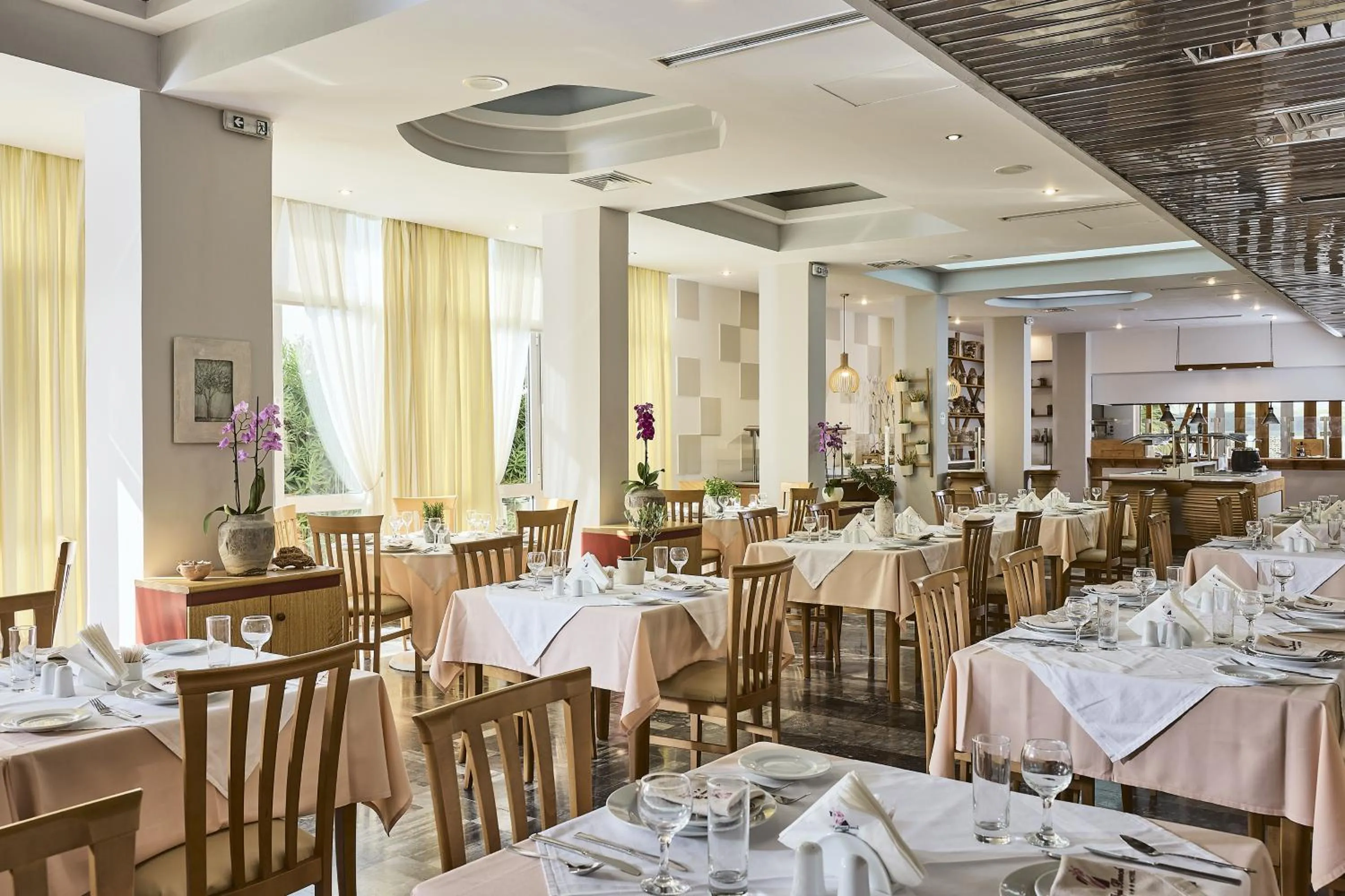 Restaurant/places to eat in Tylissos Beach Hotel - Adults Only