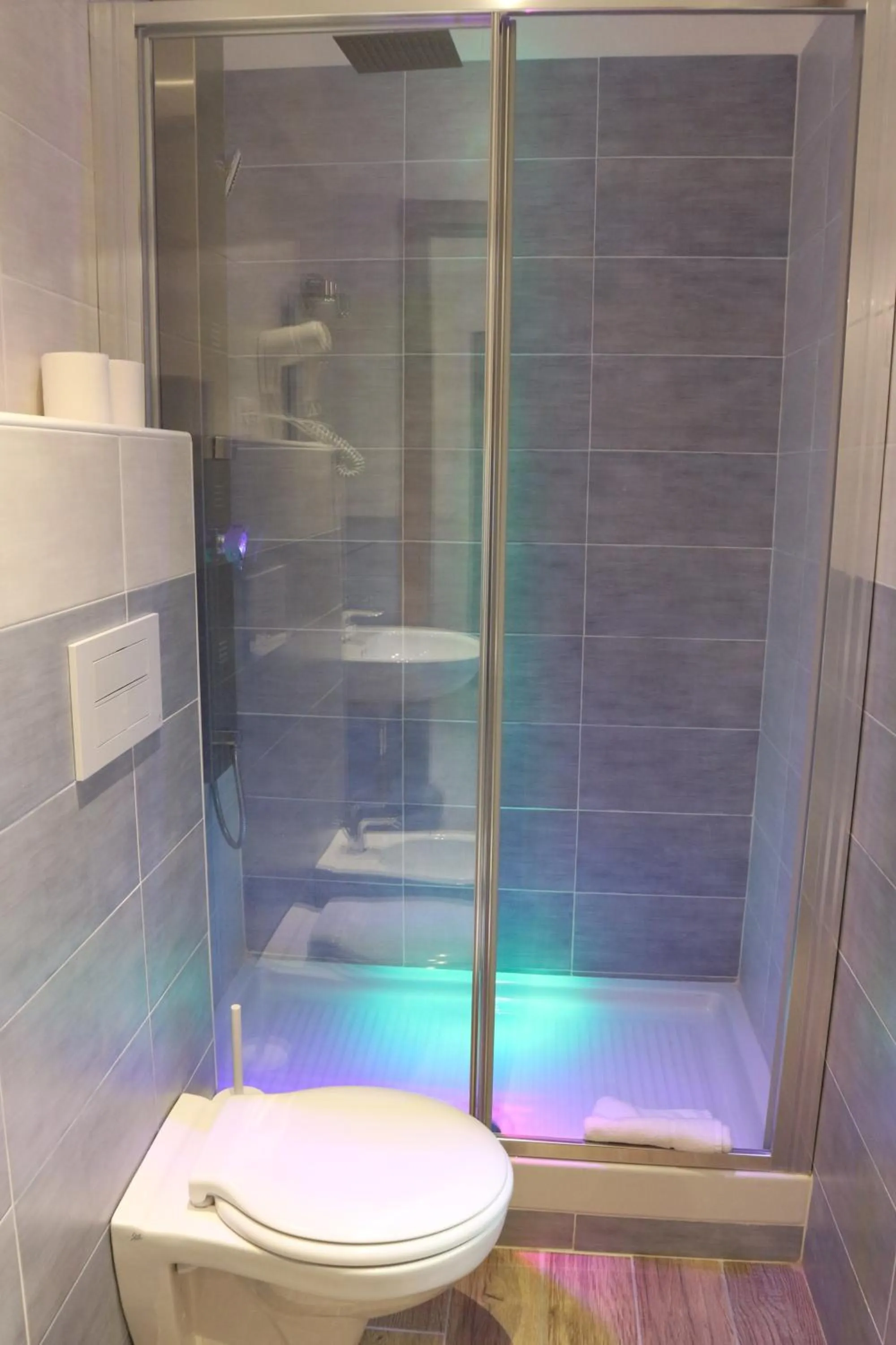 Shower in Hotel Viterbo Inn