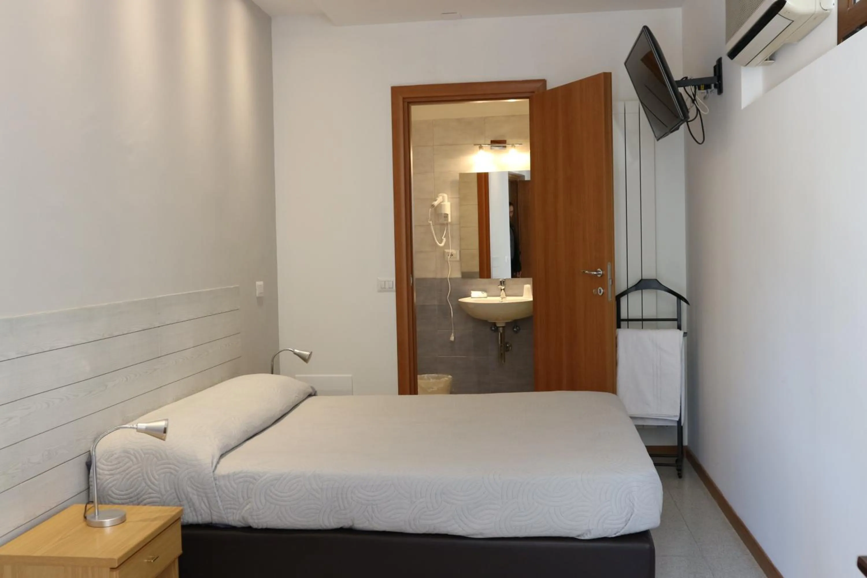 Bathroom, Bed in Hotel Viterbo Inn