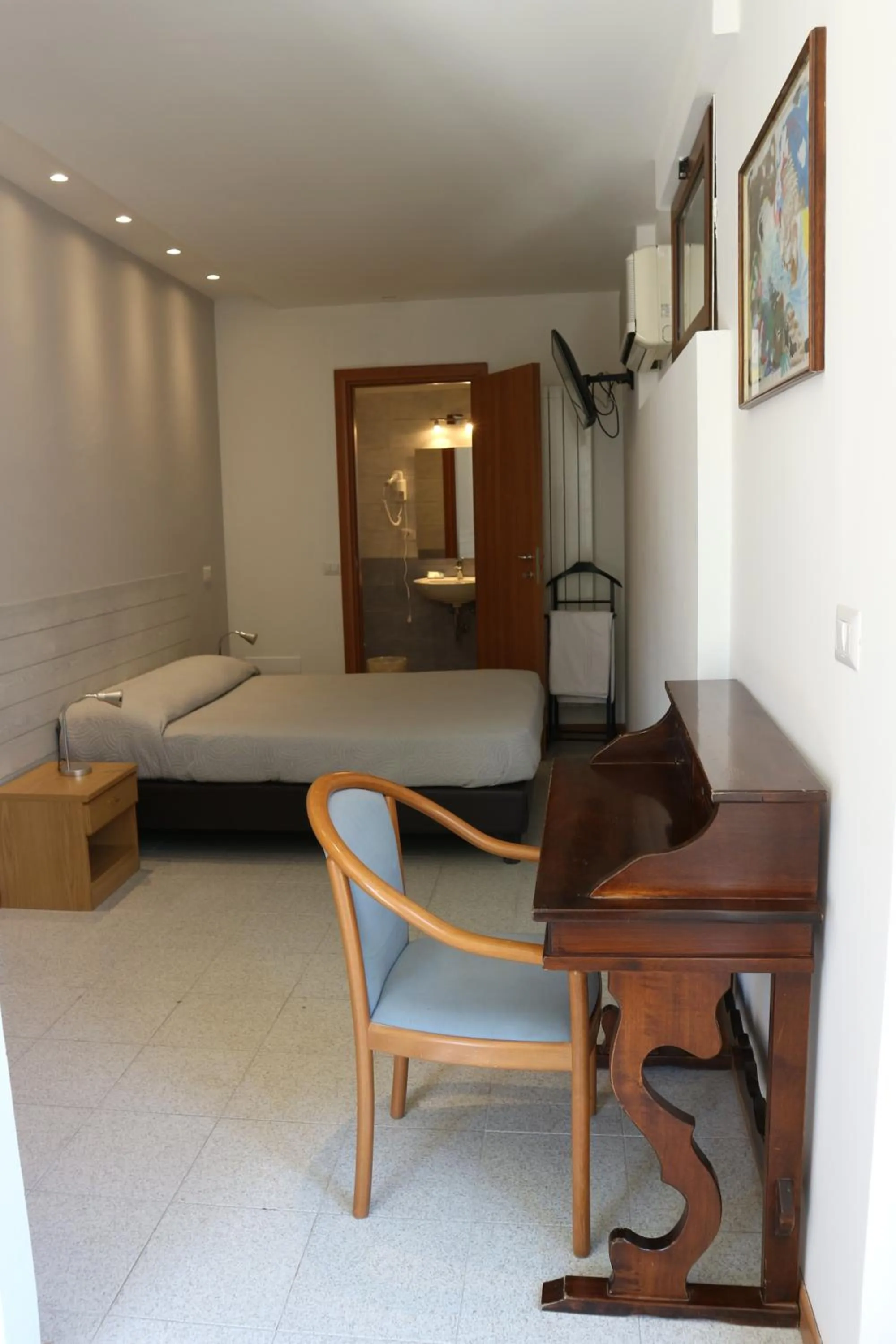 Seating area, Bed in Hotel Viterbo Inn