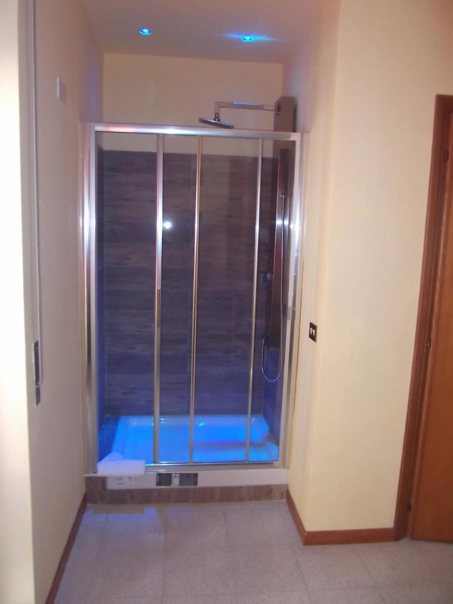Shower in Hotel Viterbo Inn