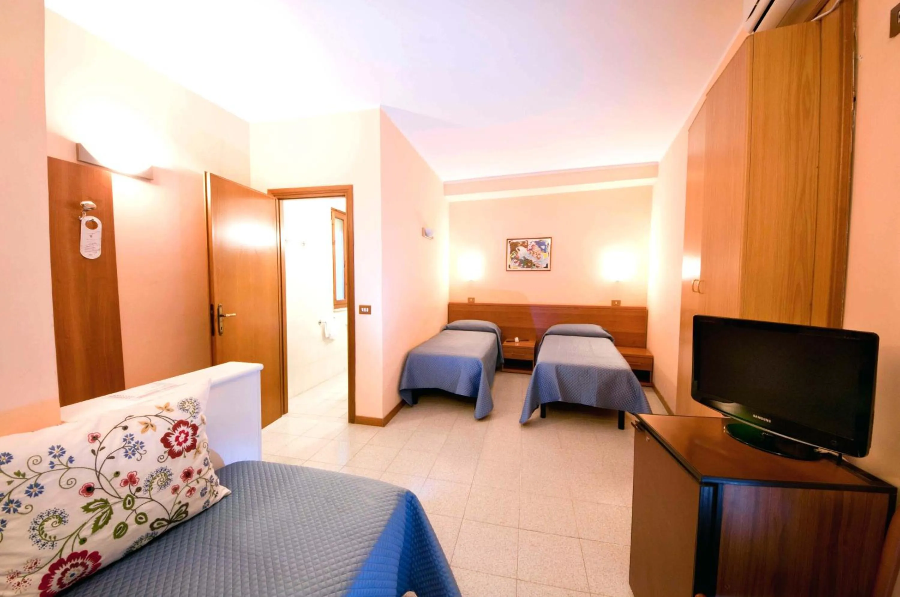 Photo of the whole room, Bed in Hotel Viterbo Inn