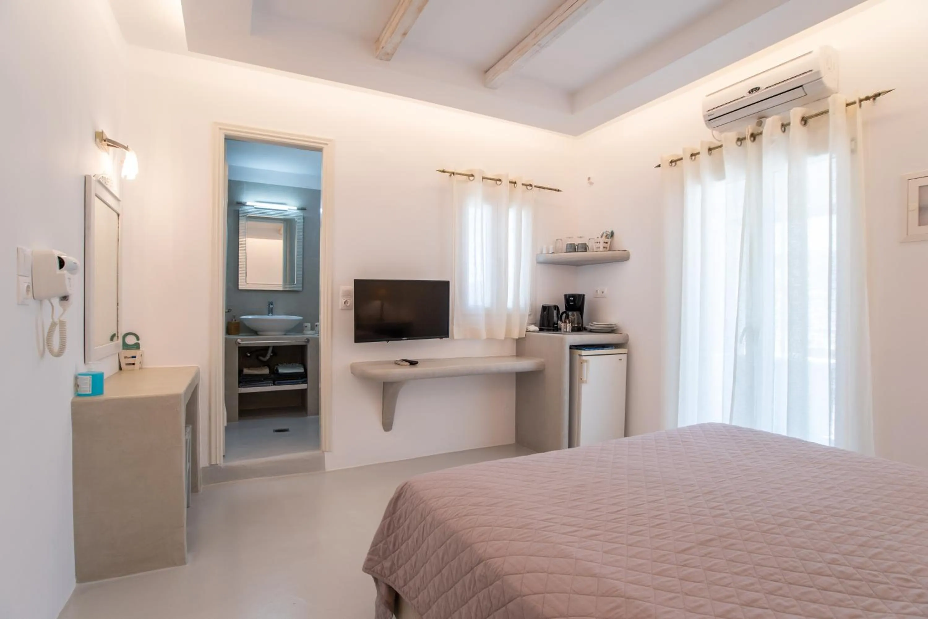 Bed in KrotiriBay adults