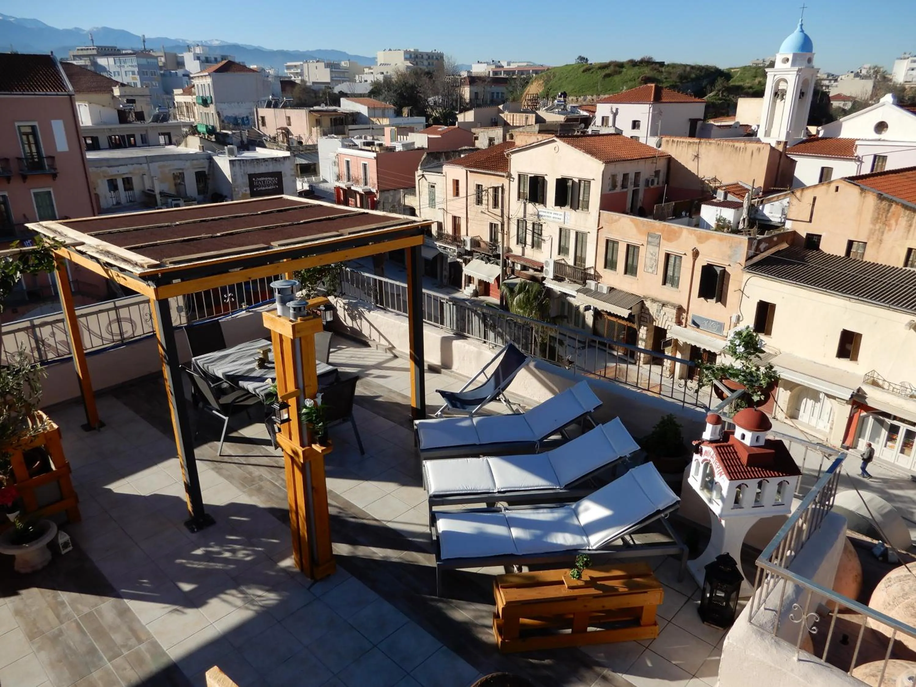 Communal lounge/ TV room in Nikolas Rooms