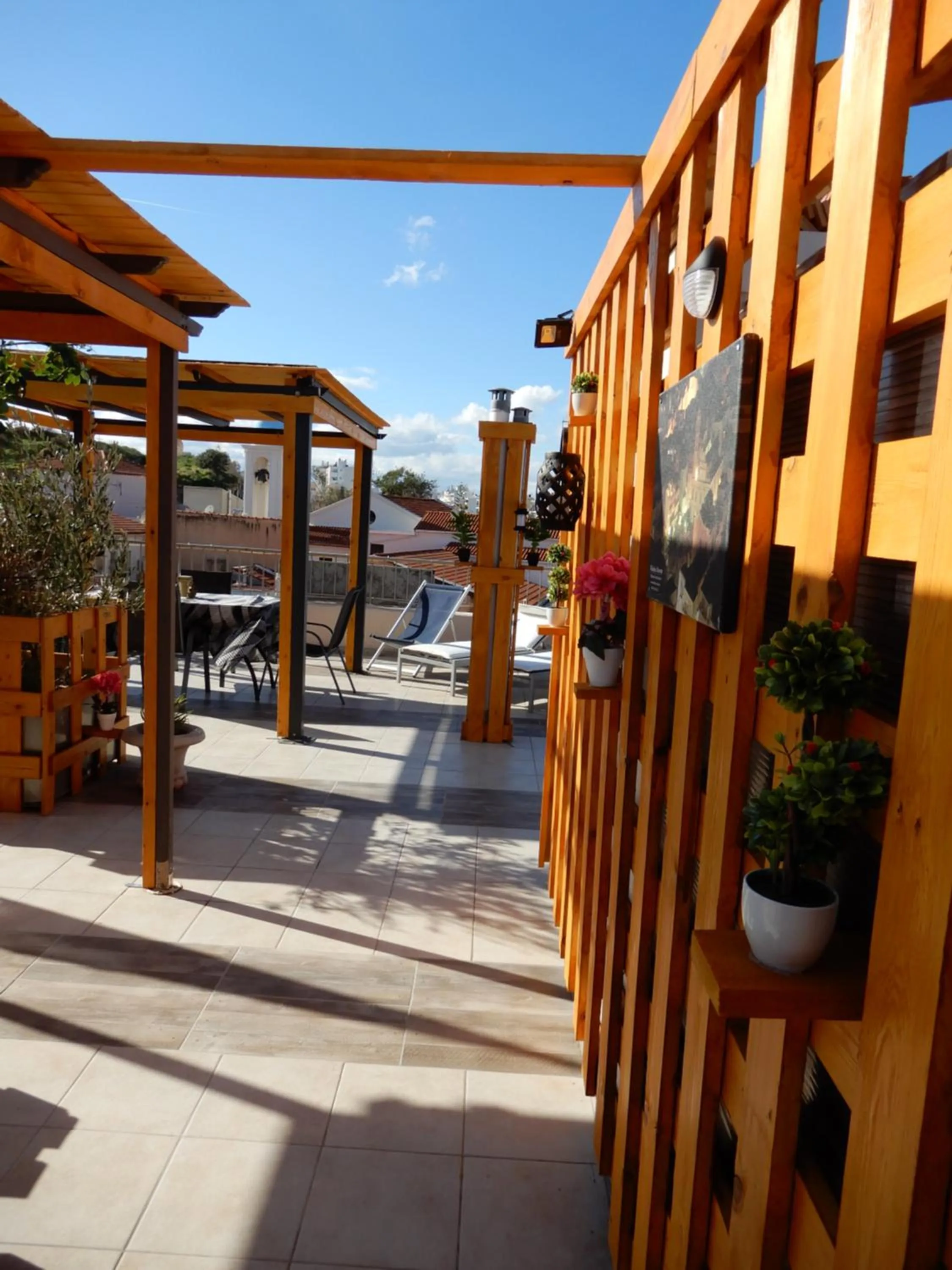 Day in Nikolas Rooms