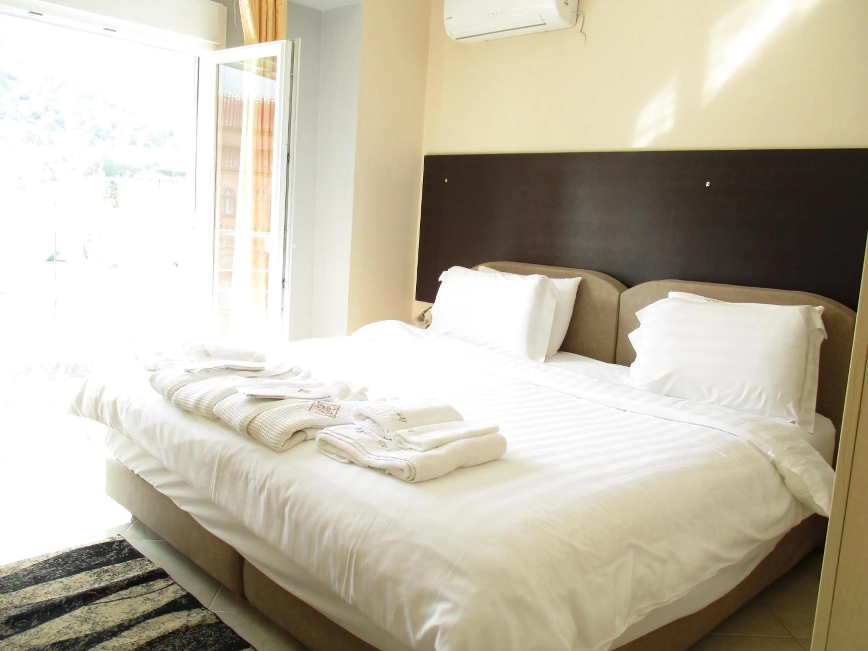 Bed in Kyknos De Luxe Suites & Rooms