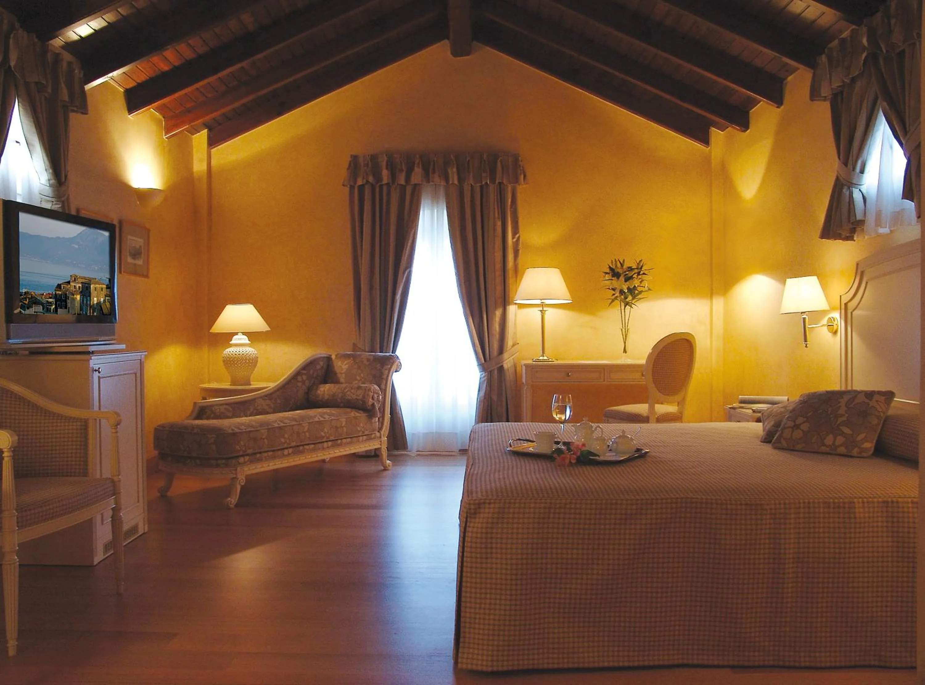 Photo of the whole room, Bed in Siora Vittoria Boutique Hotel