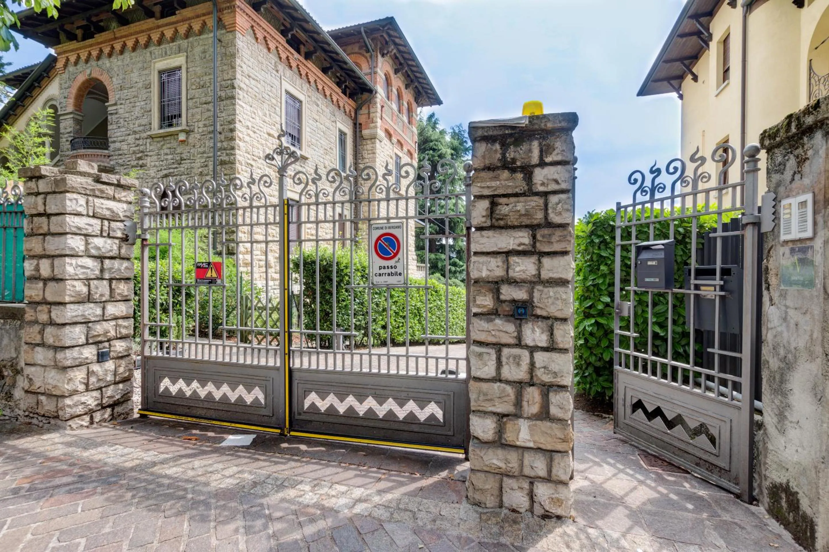 Facade/entrance in Ramé Suites