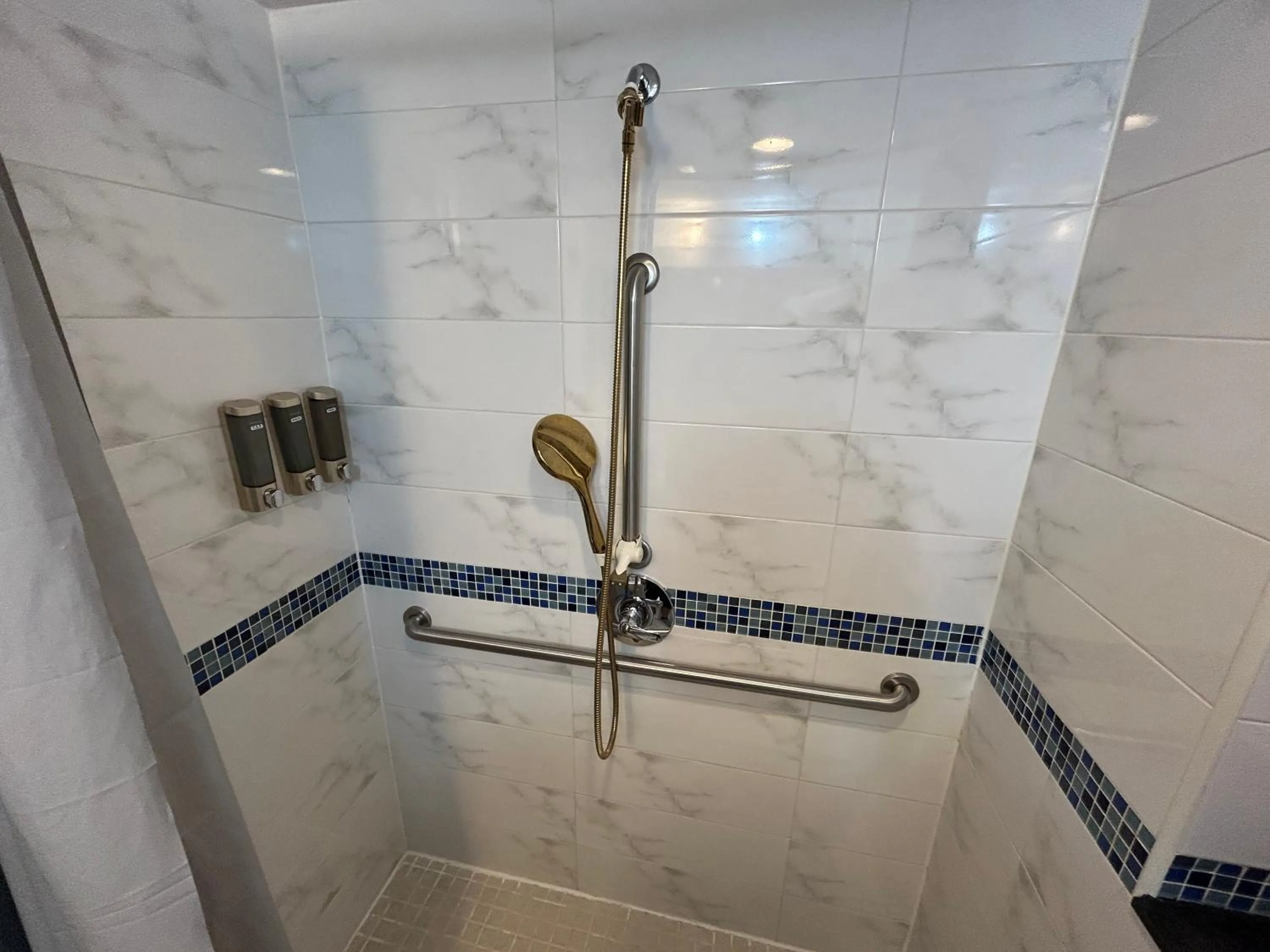 Shower in Hotel Richland LES