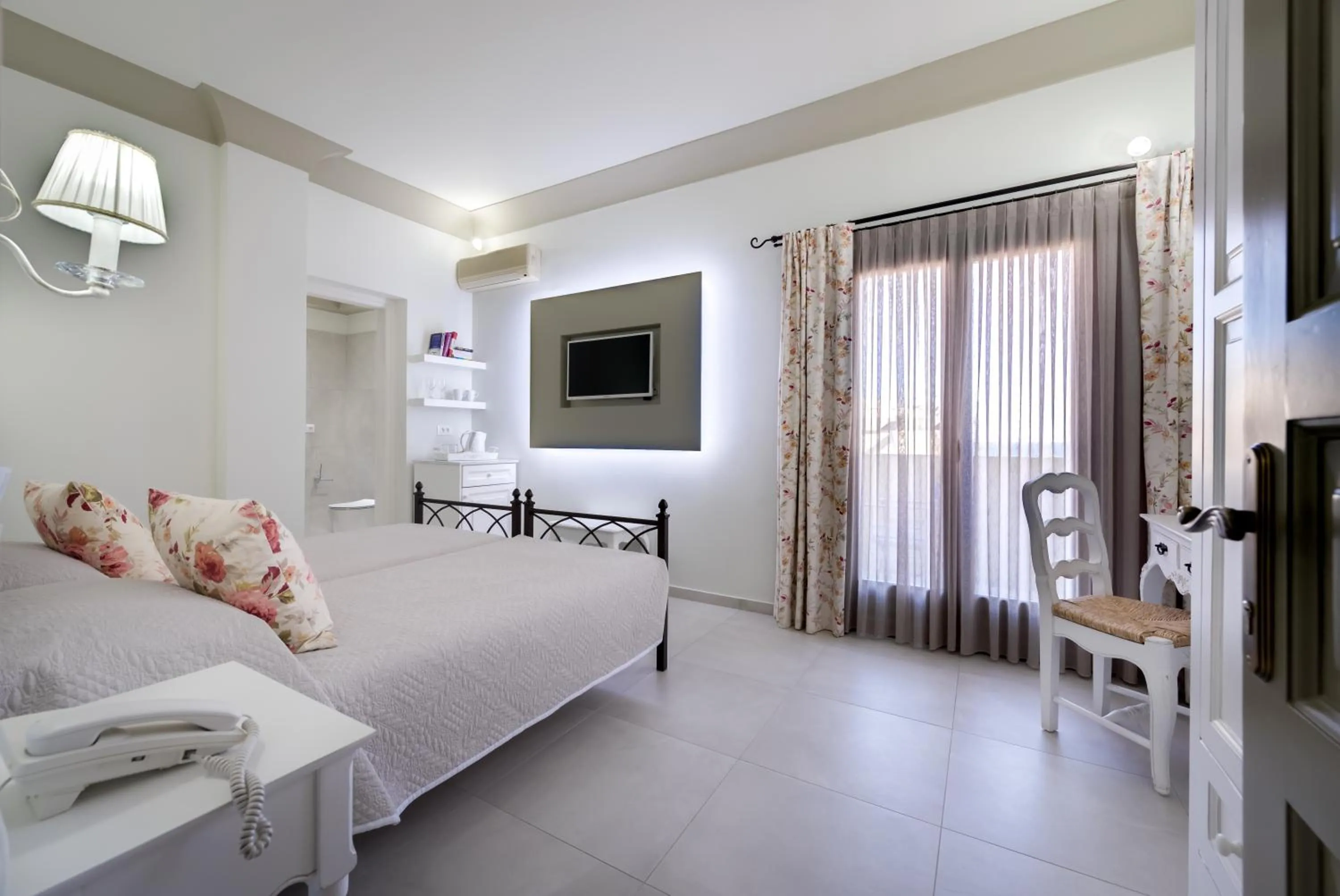 Bedroom, Bed in Zephyros Hotel