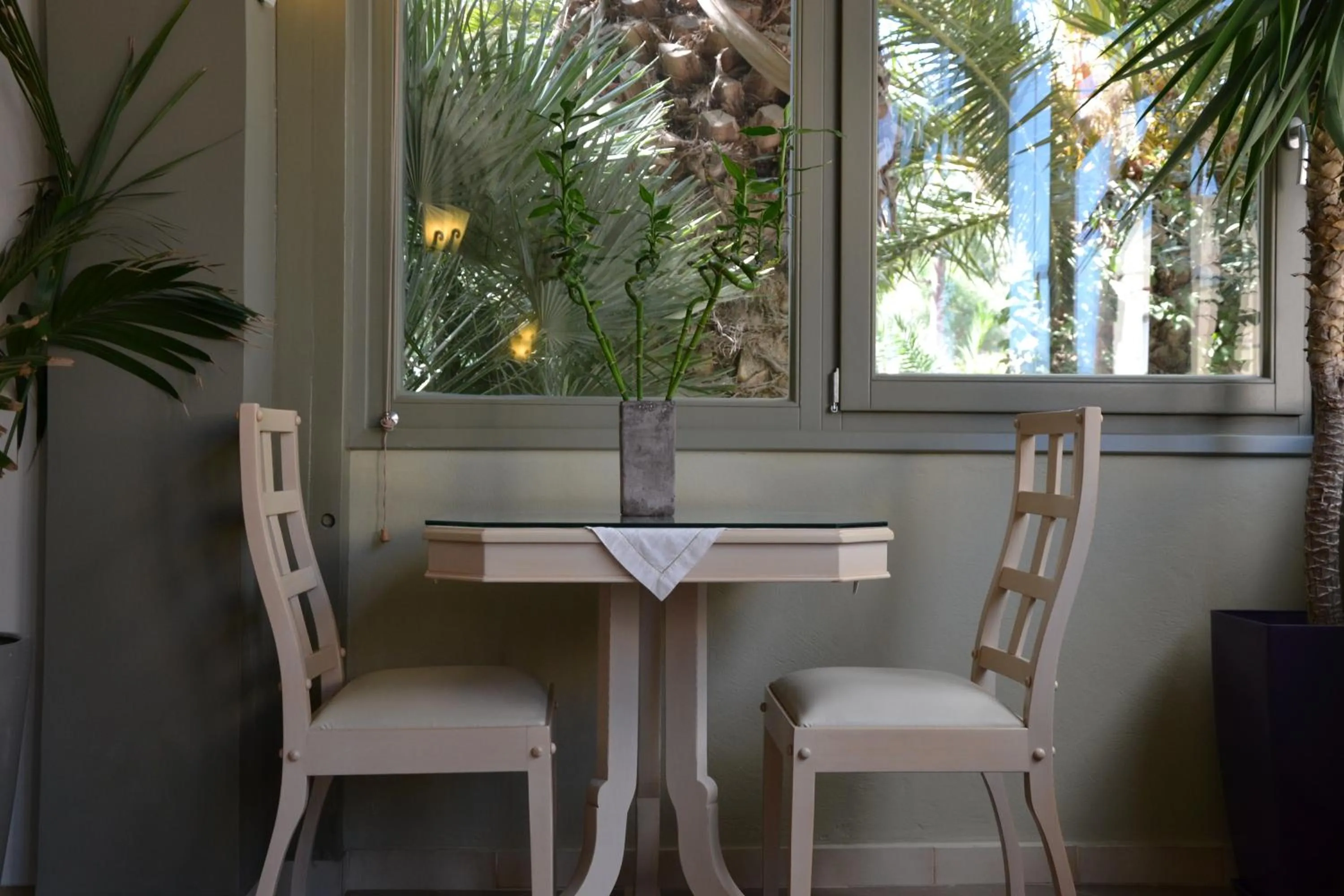 Restaurant/places to eat in Zephyros Hotel