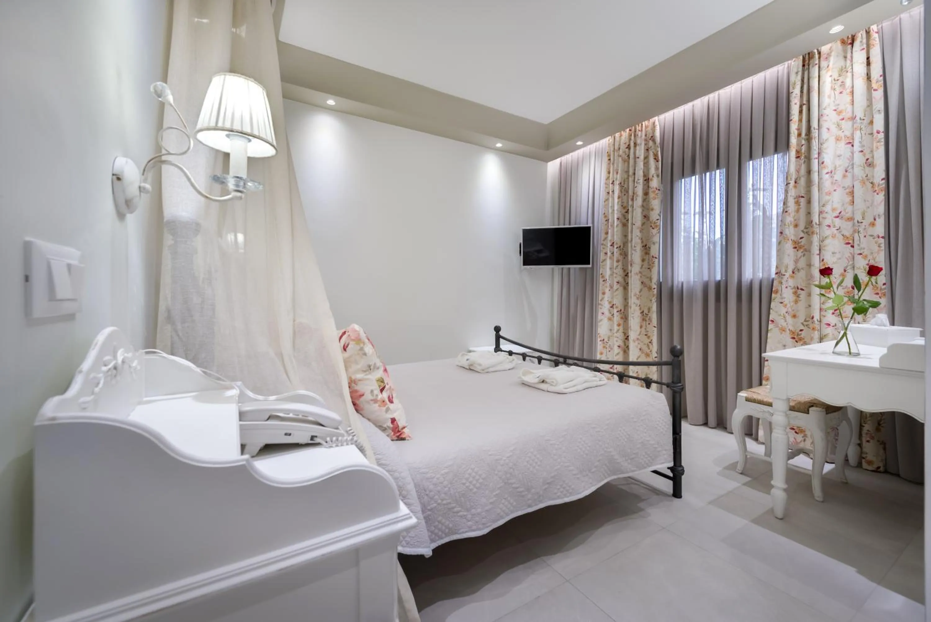 Bedroom, Bed in Zephyros Hotel