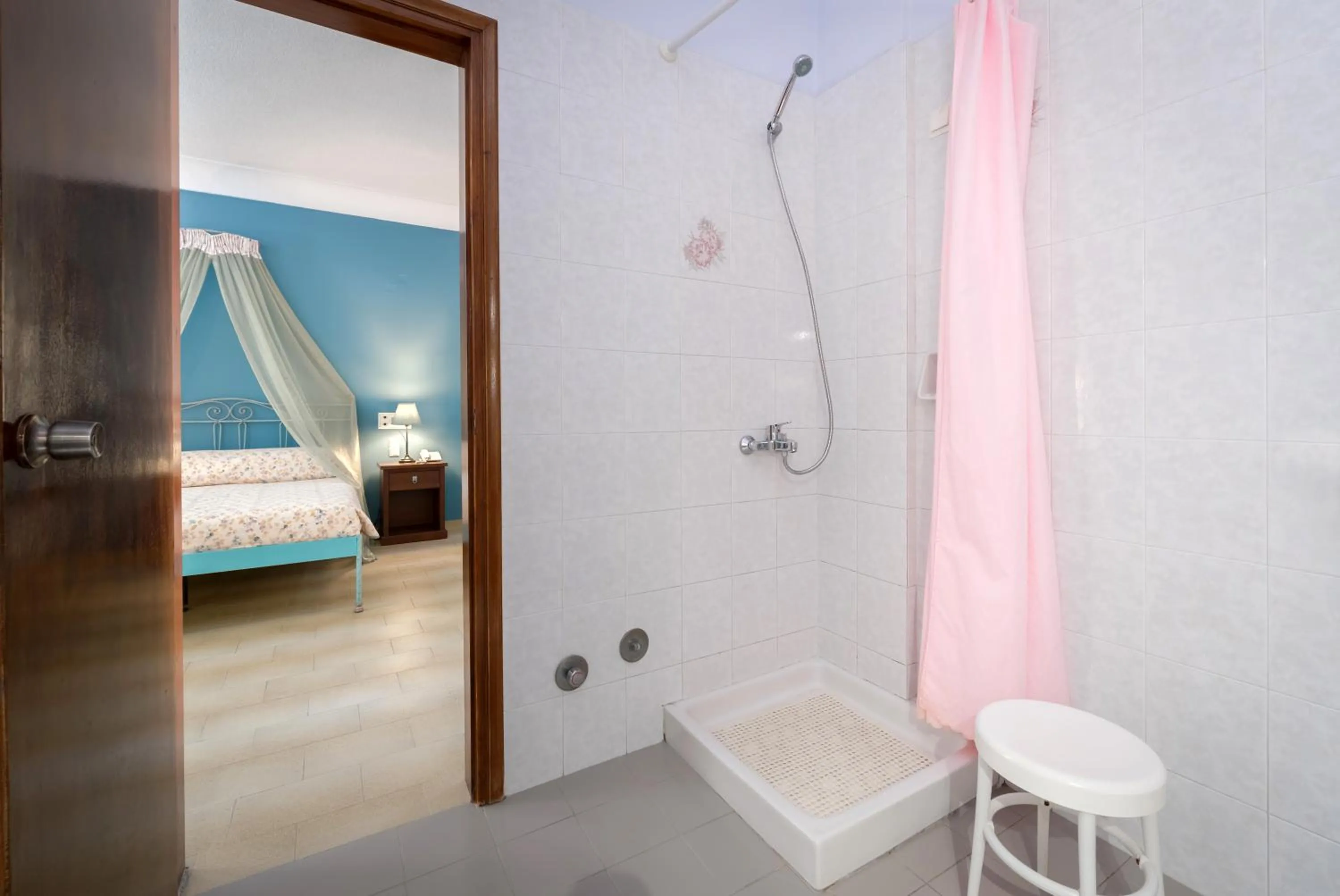 Shower, Bed in Zephyros Hotel