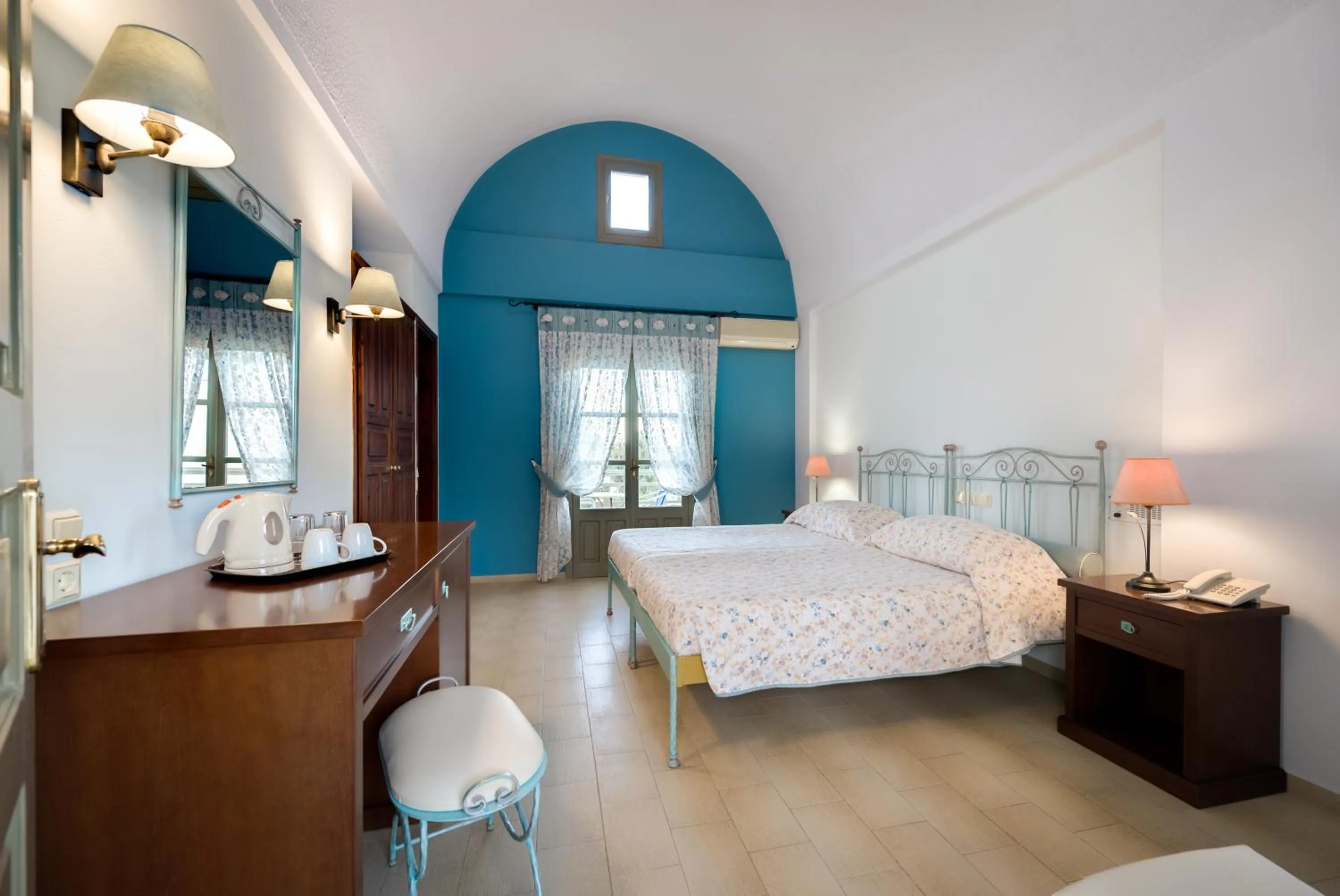 Coffee/tea facilities, Bed in Zephyros Hotel