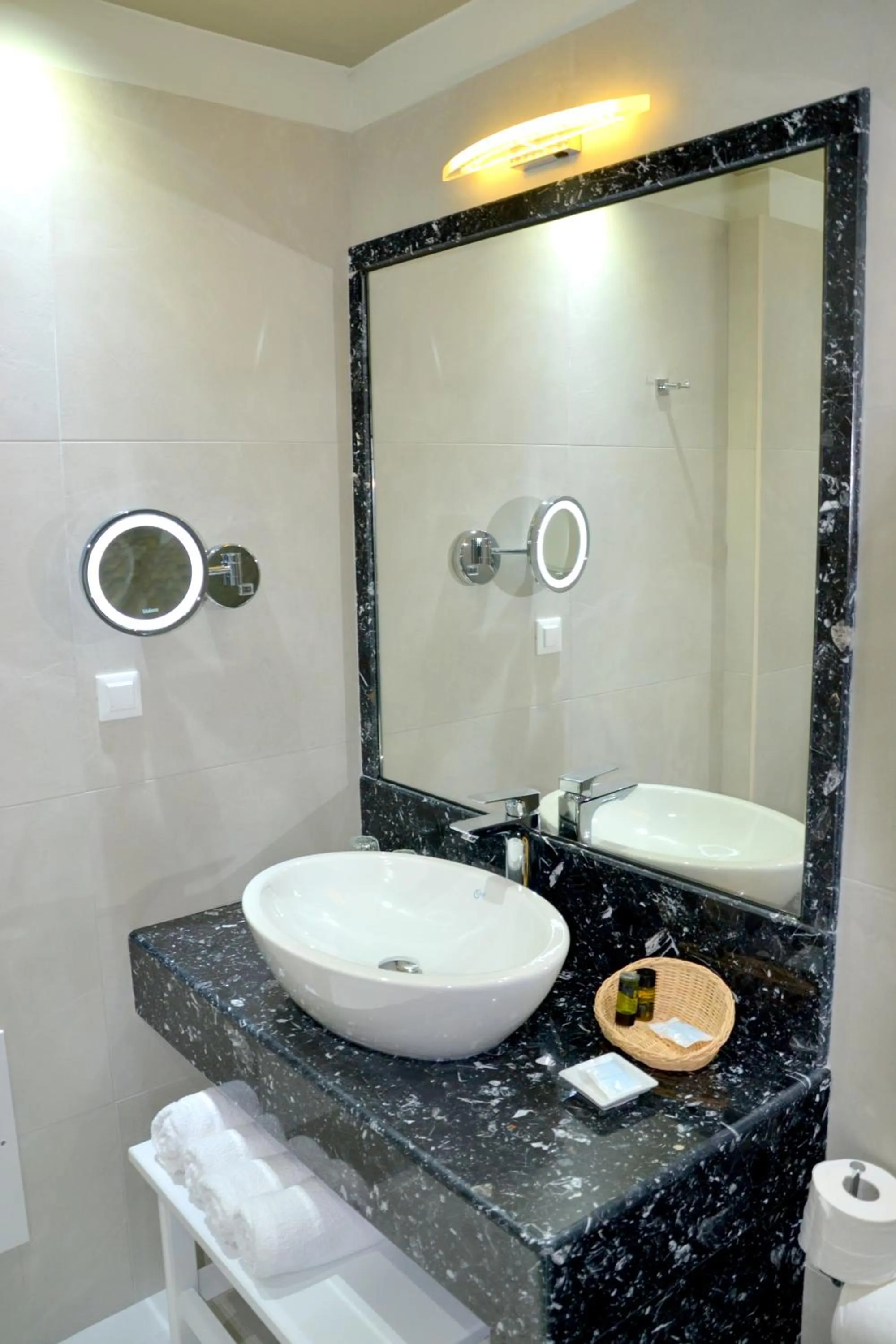 Toilet in Zephyros Hotel