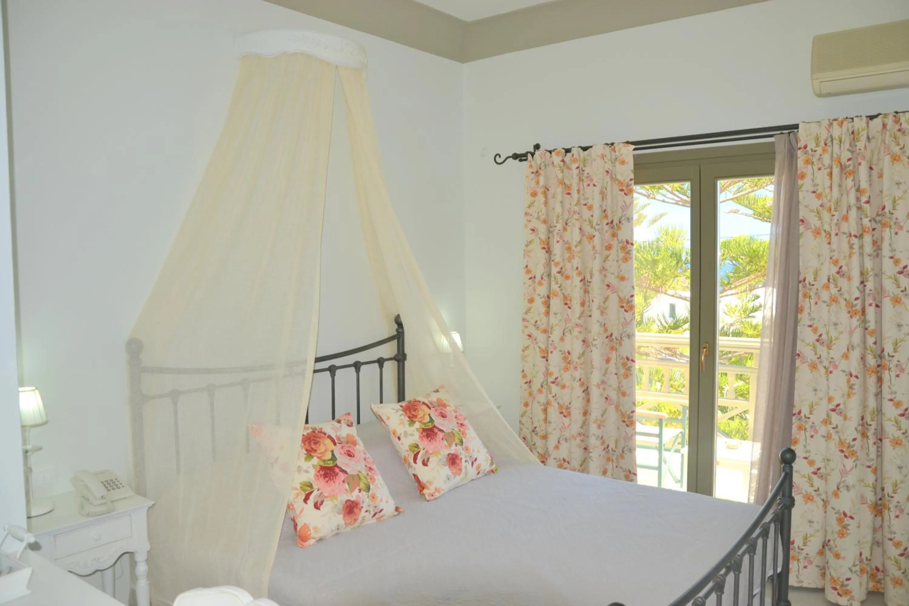 Bedroom, Bed in Zephyros Hotel