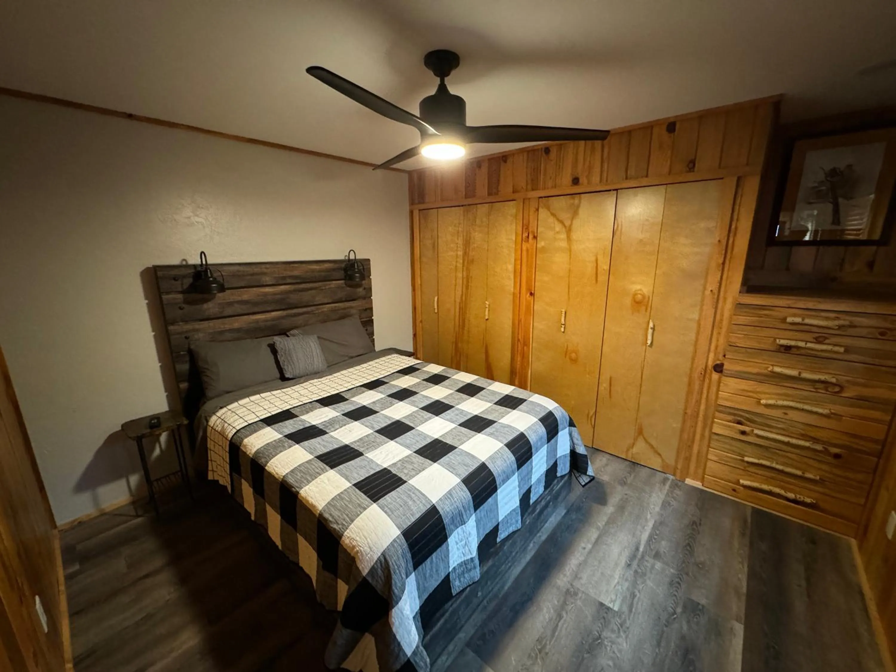 Bed in Sportsman Lodge Melrose MT