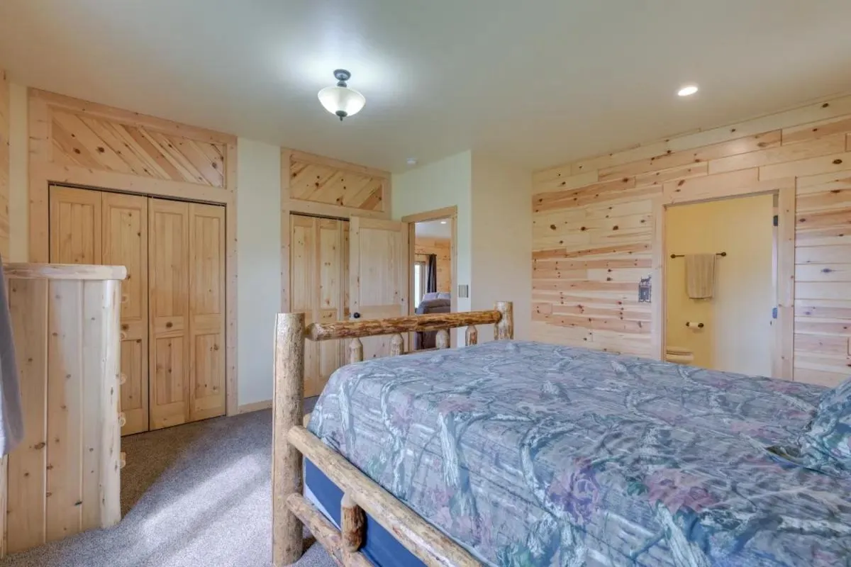 Bed in Sportsman Lodge Melrose MT