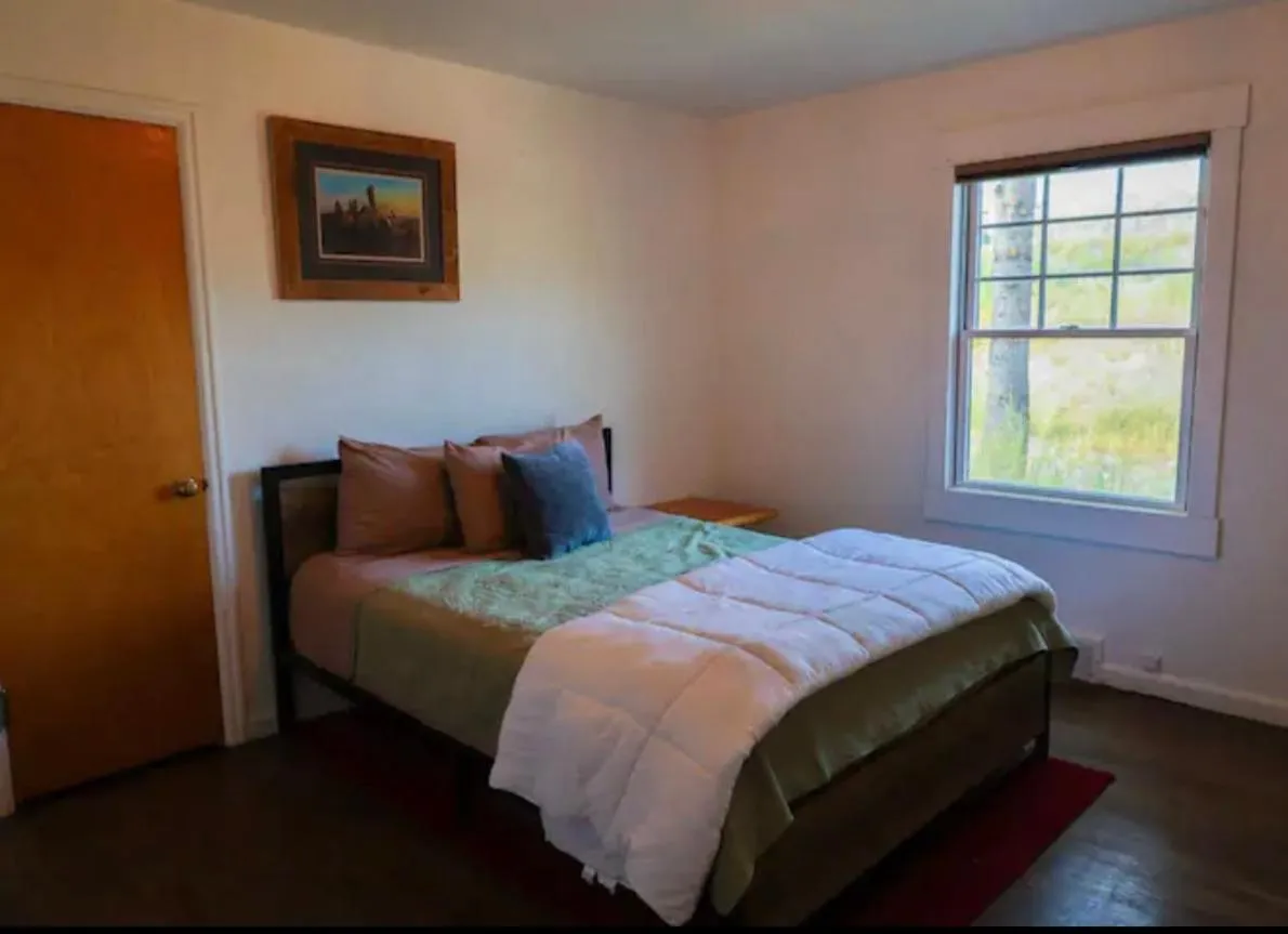 Bed in Sportsman Lodge Melrose MT