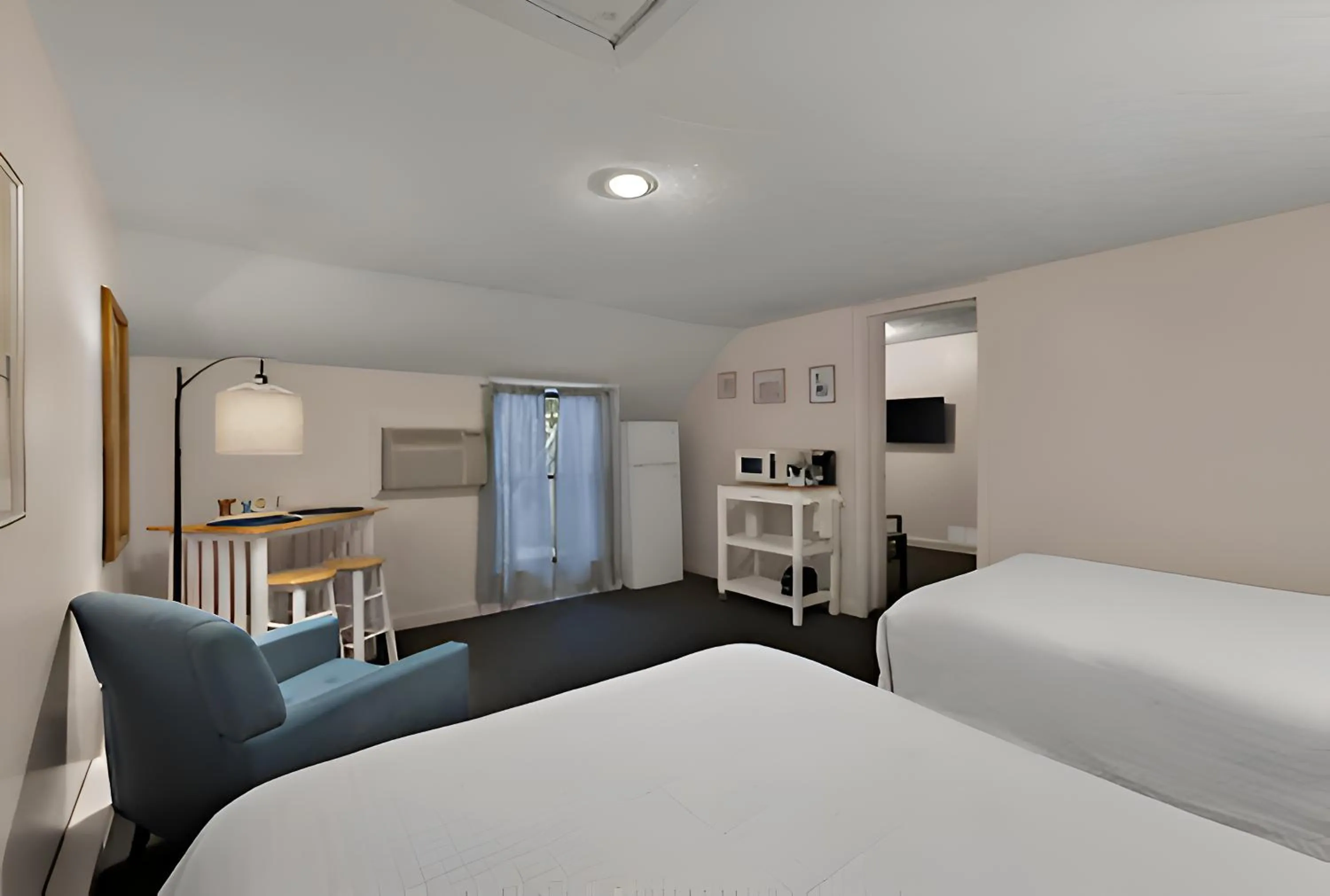 Bed in Traverse Bay Inn