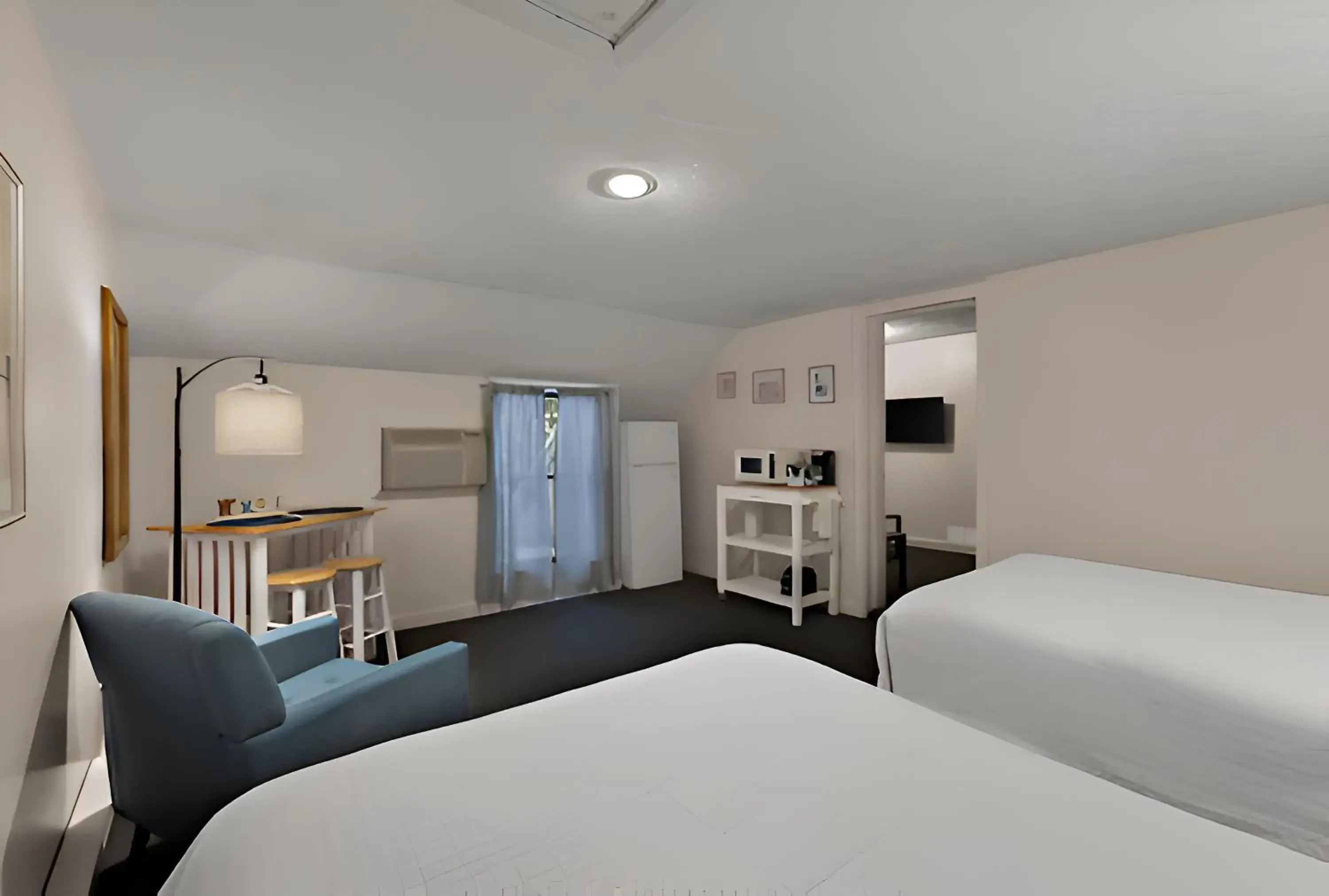 Standard Triple Room in Traverse Bay Inn Standard Triple Room in Traverse Bay Inn