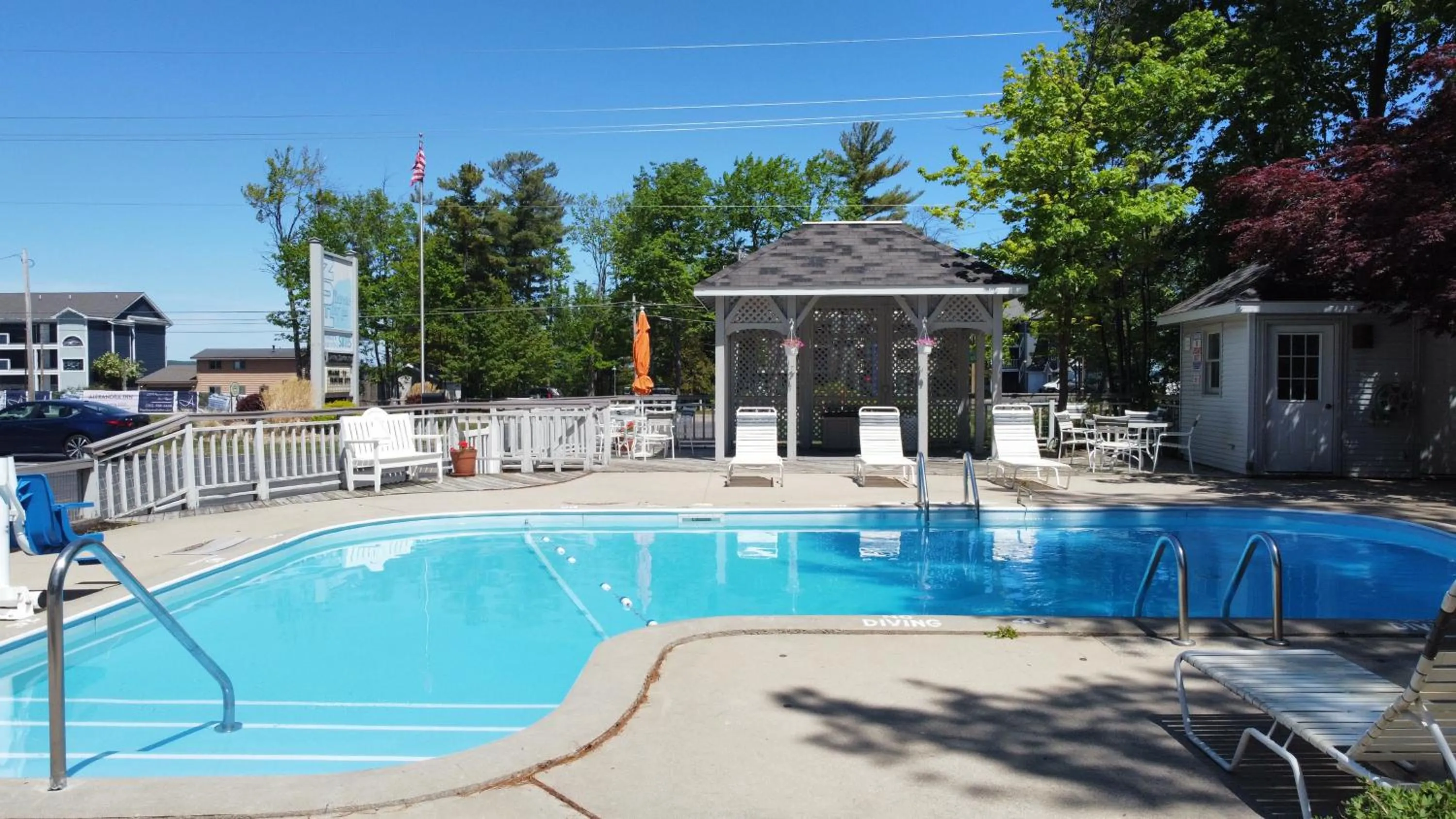 Swimming pool in Traverse Bay Inn