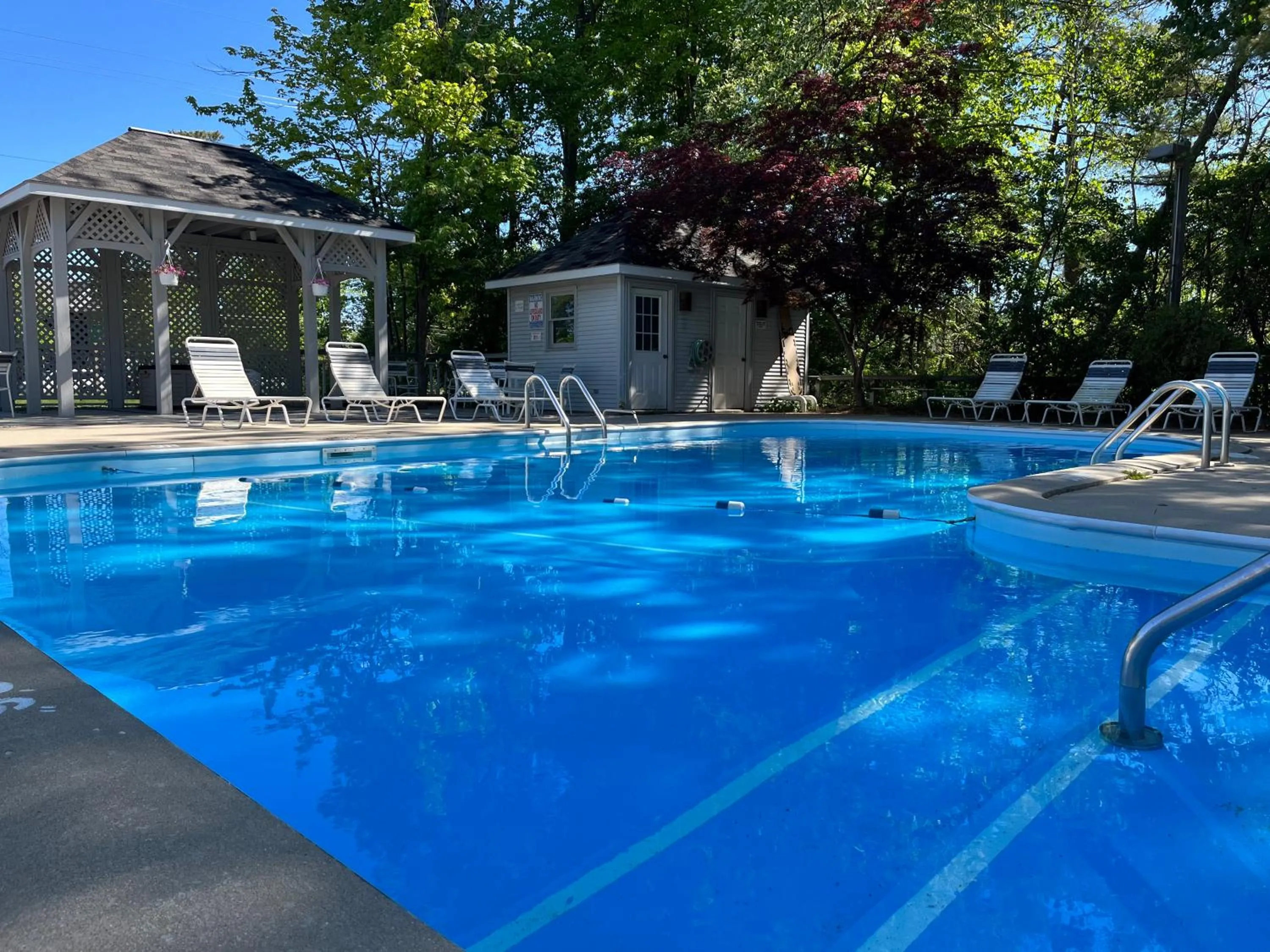 Swimming pool in Traverse Bay Inn