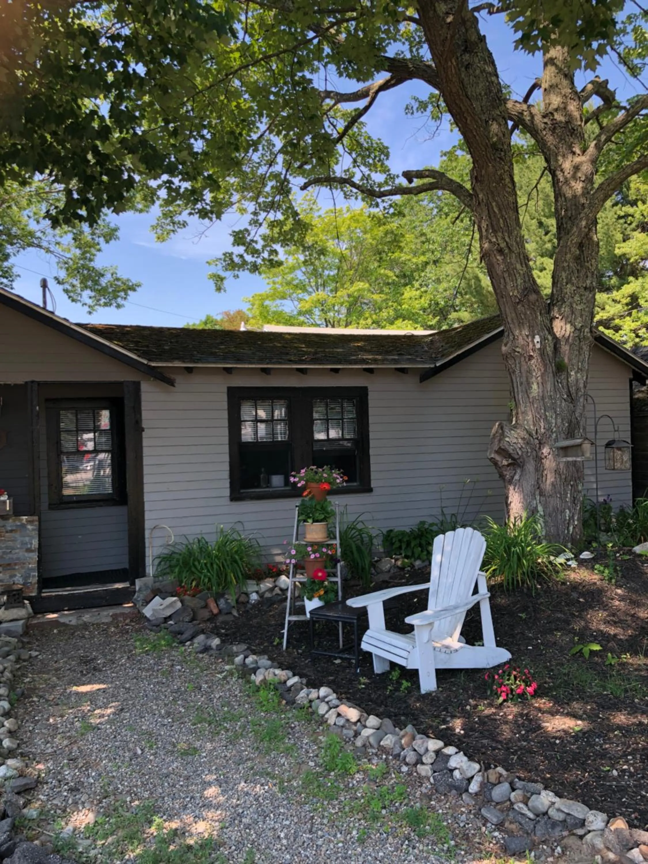 Seafarer Inn and Cottages