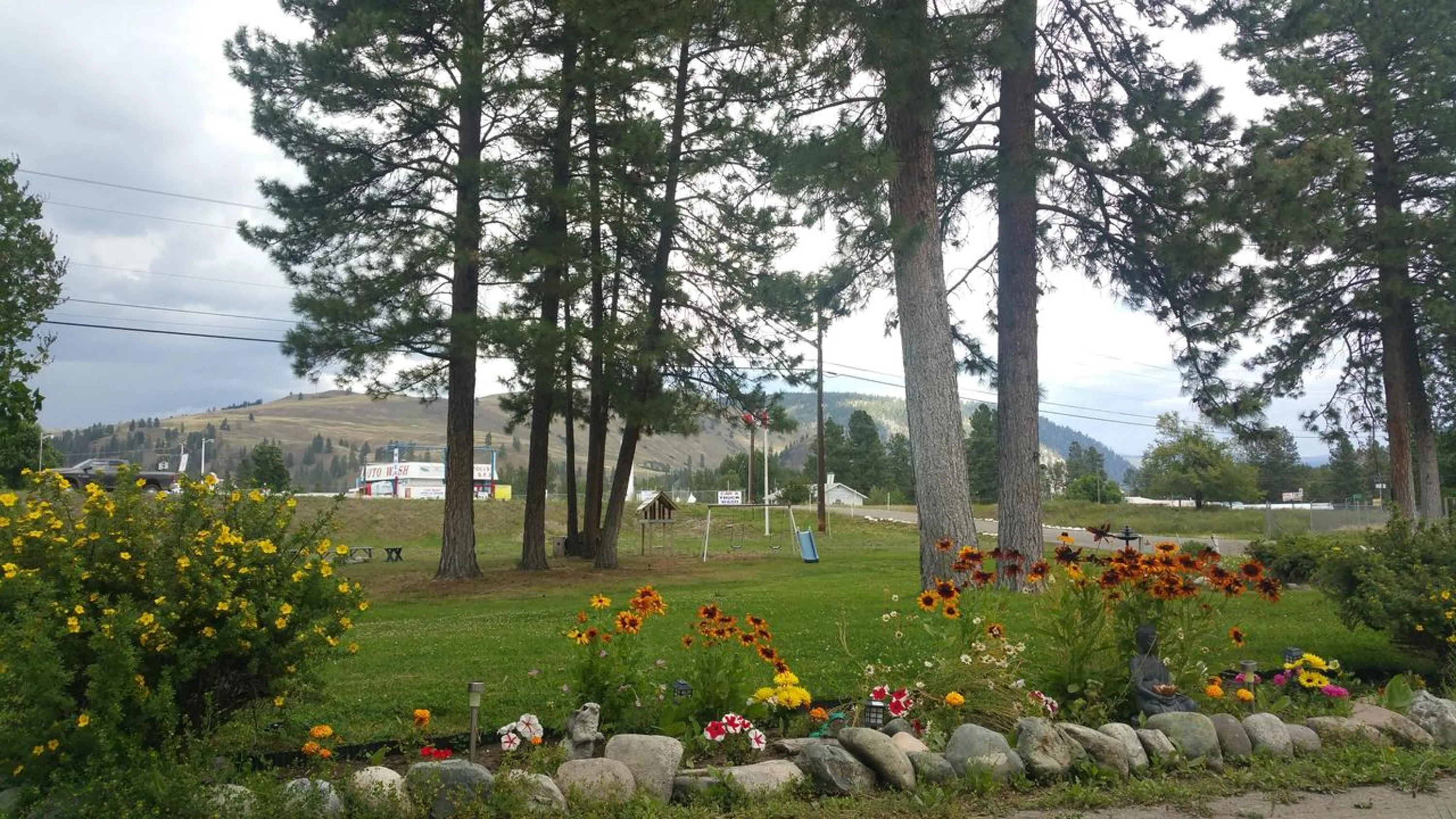 Garden view in Evergreen Motel