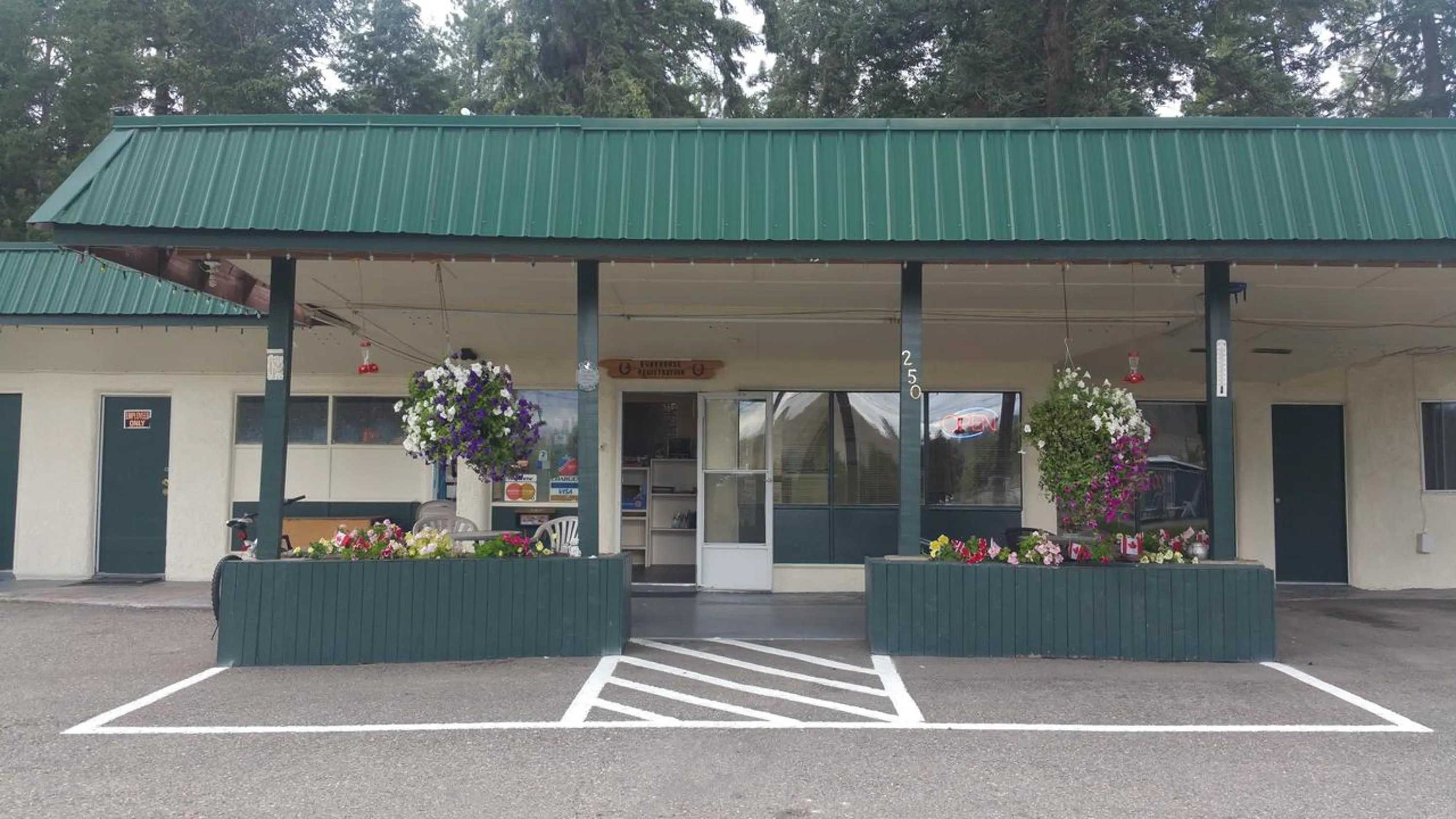 Facade/entrance in Evergreen Motel