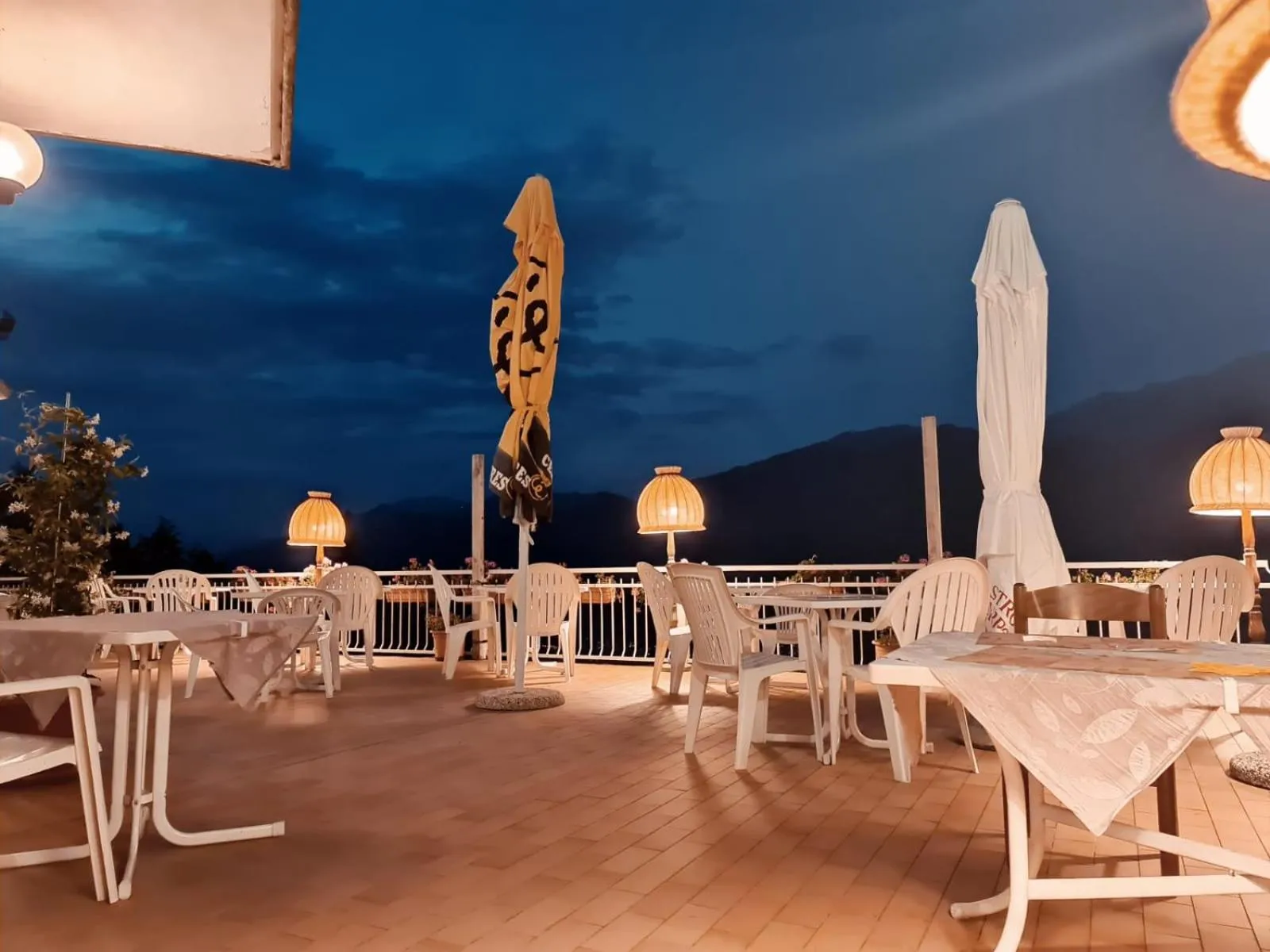 Restaurant/places to eat in Hotel Mirabeau