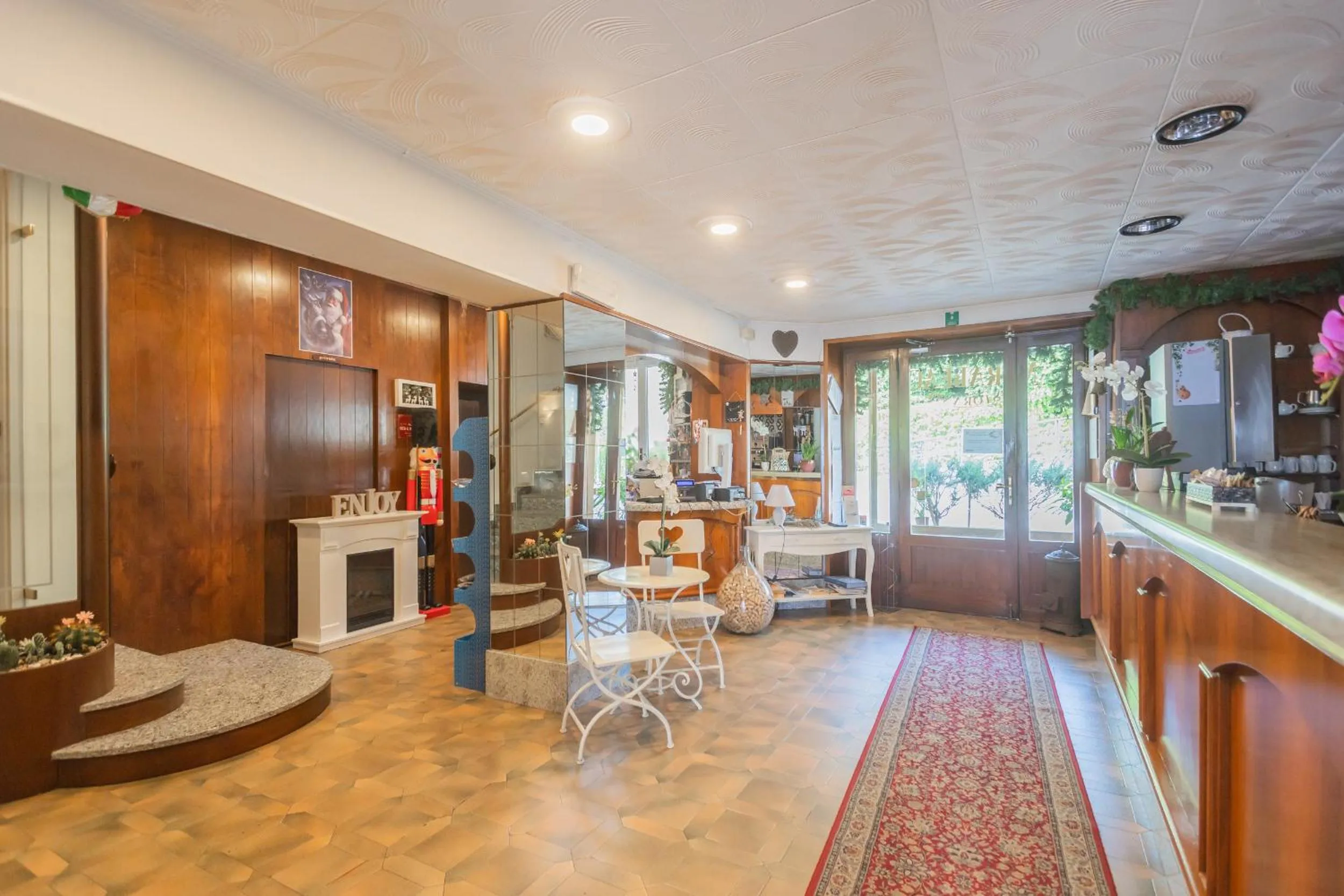 Restaurant/places to eat in Hotel Mirabeau