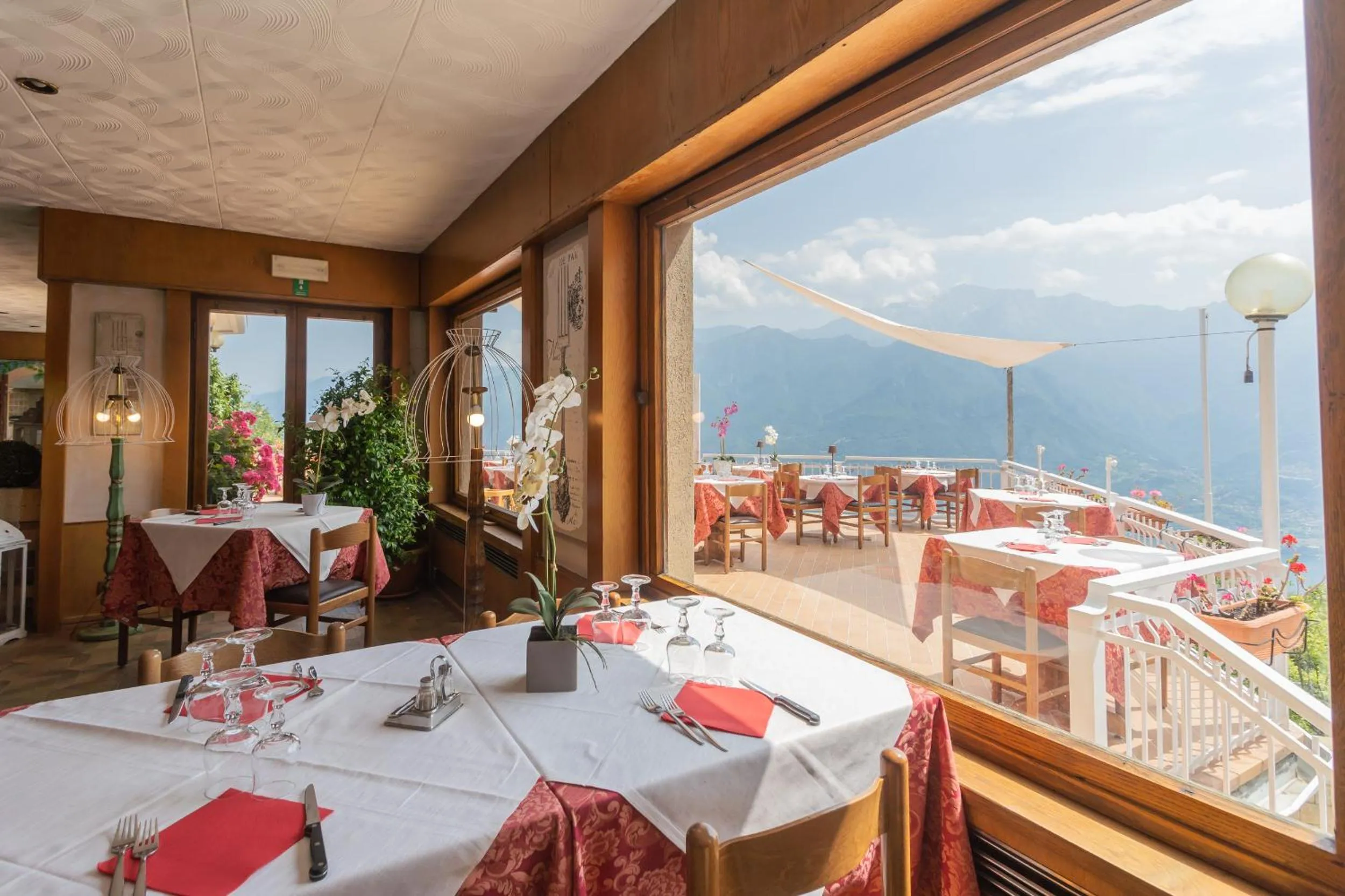 Restaurant/places to eat in Hotel Mirabeau