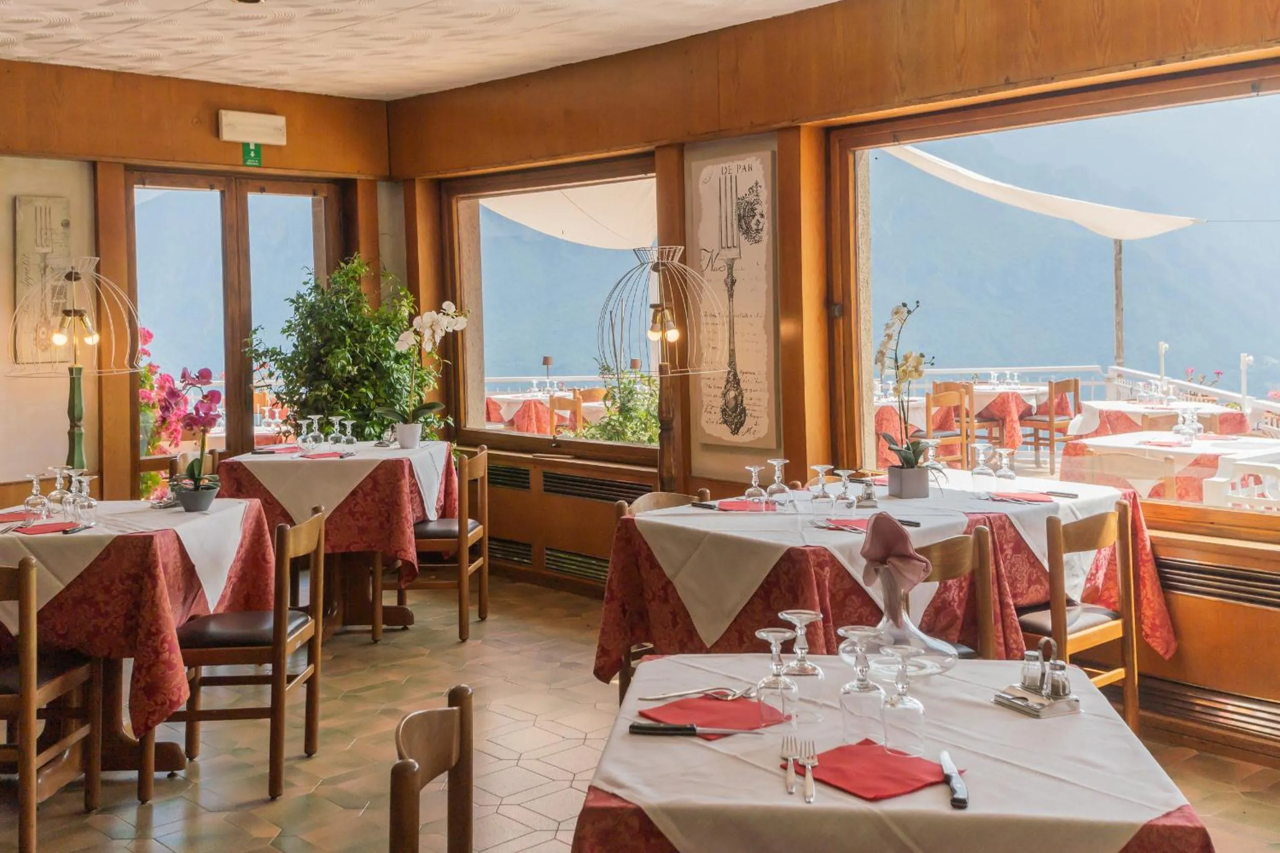 Restaurant/places to eat in Hotel Mirabeau