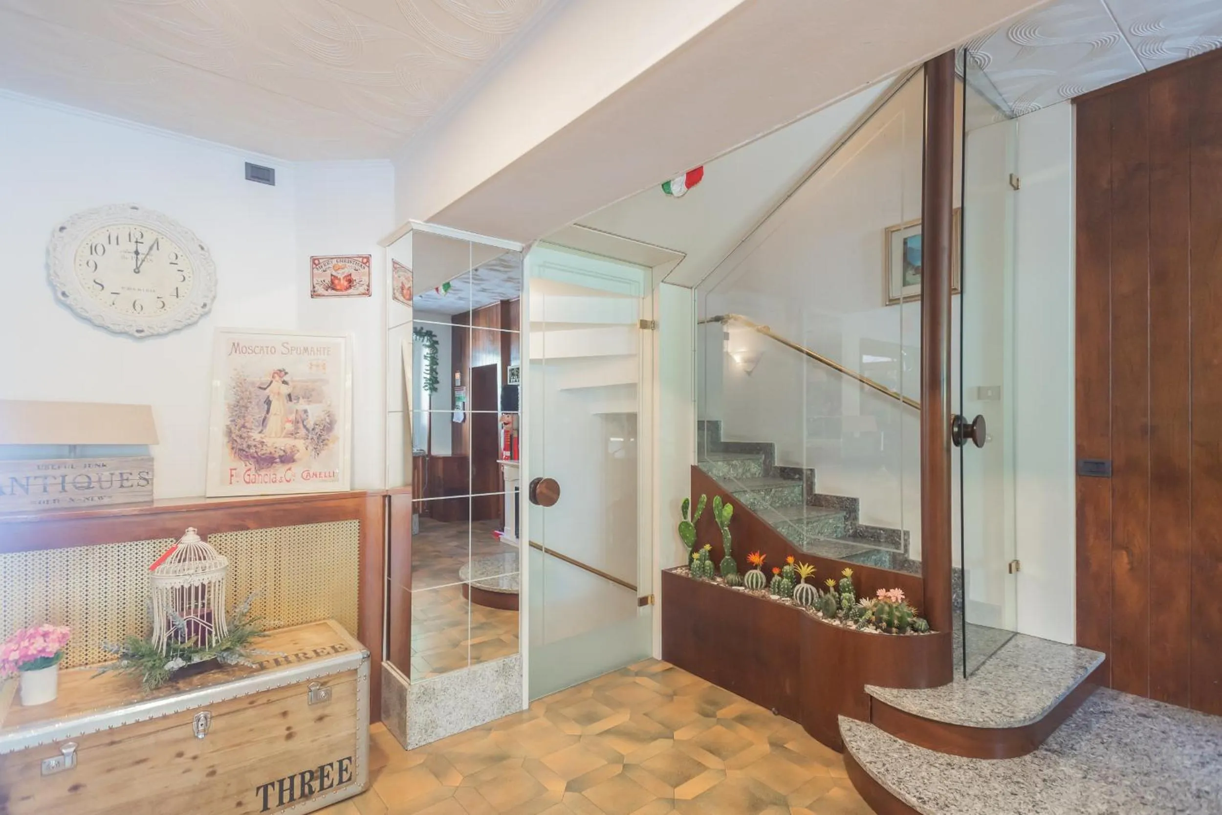 Restaurant/places to eat in Hotel Mirabeau