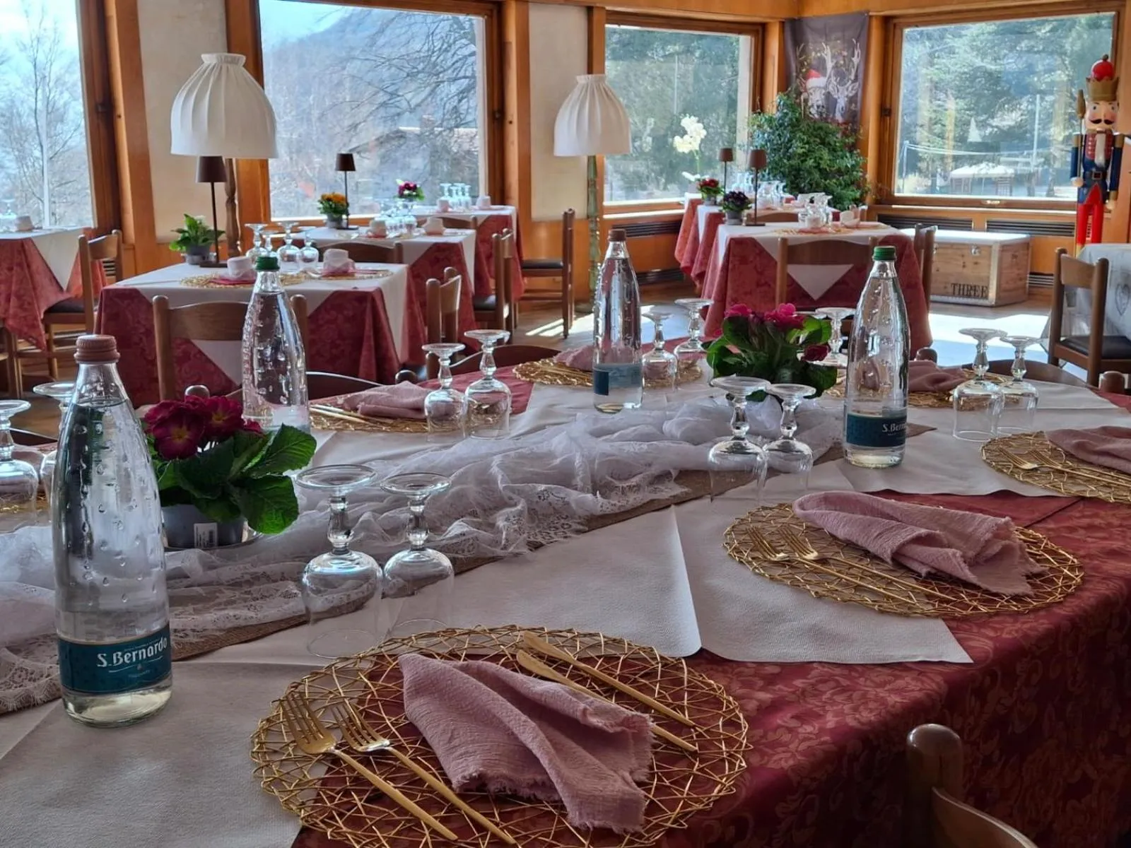 Restaurant/places to eat in Hotel Mirabeau