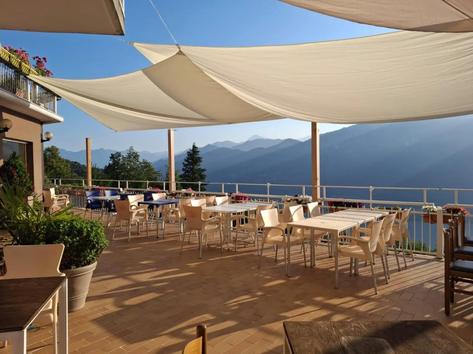 Property building in Hotel Mirabeau